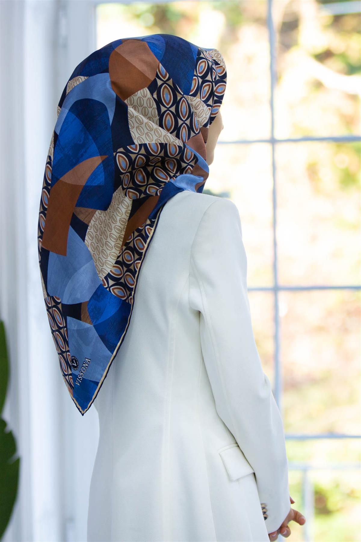 %100 Twill İpek Geometrik Desenli Lacivert- Taba Renkli 90x90 Eşarp Eşarp Kenar Dikiş Şekli El Dikişli