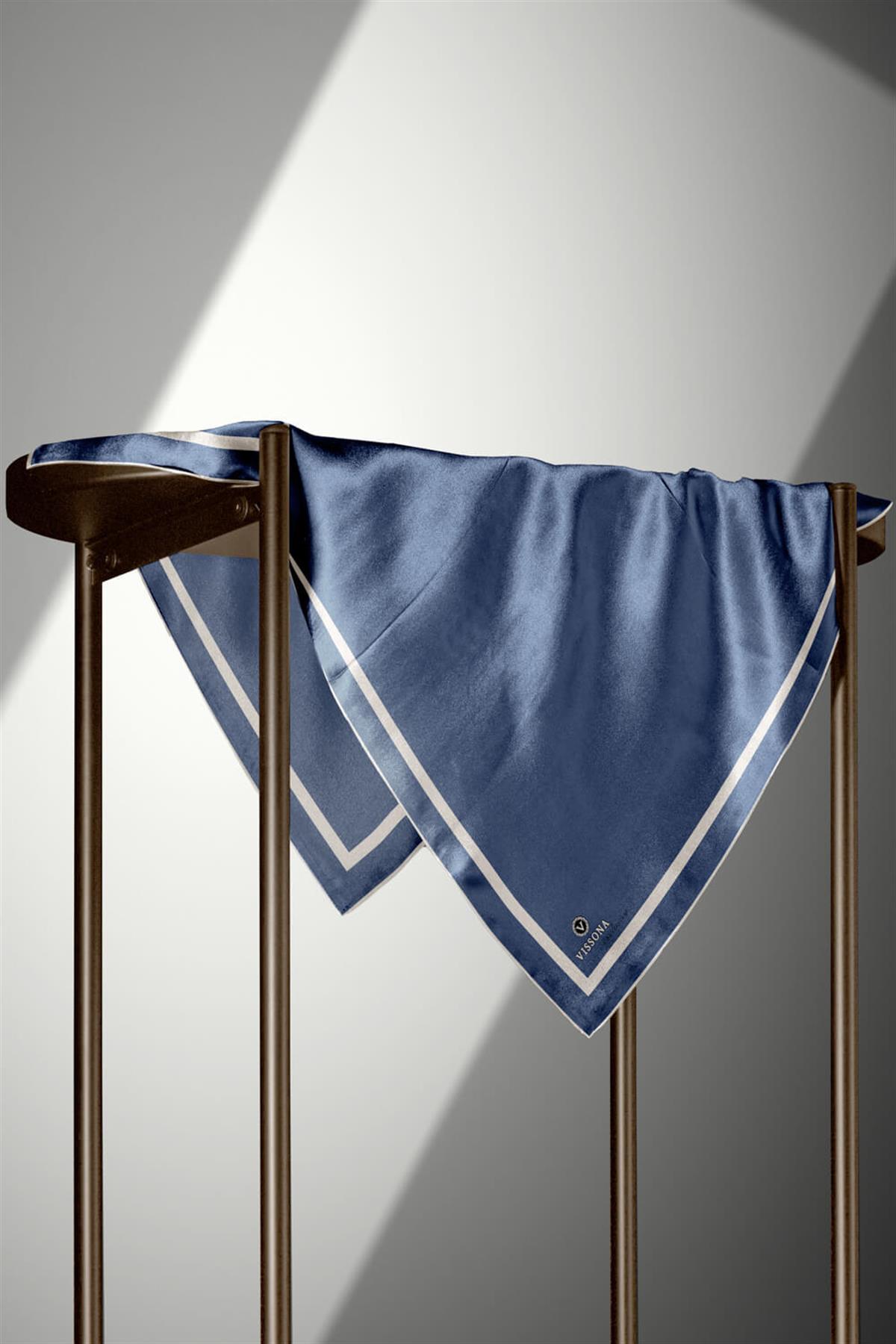 100% Twill İpek Düz Renk Bordür Desenli İndigo - Krem Renkli Daha Tok Exclusive Serisi 90x90 Dikim Şekli : El Dikişi Eşarp