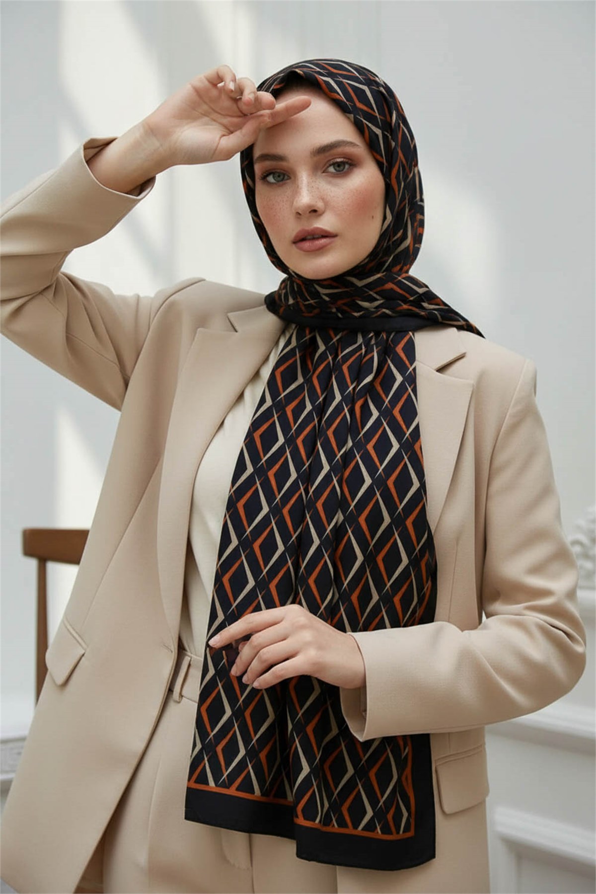 KREP GEOMETRİK DESENLİ SİYAH - TABA RENKLİ 75X195 KIRIŞMAZ ŞAL