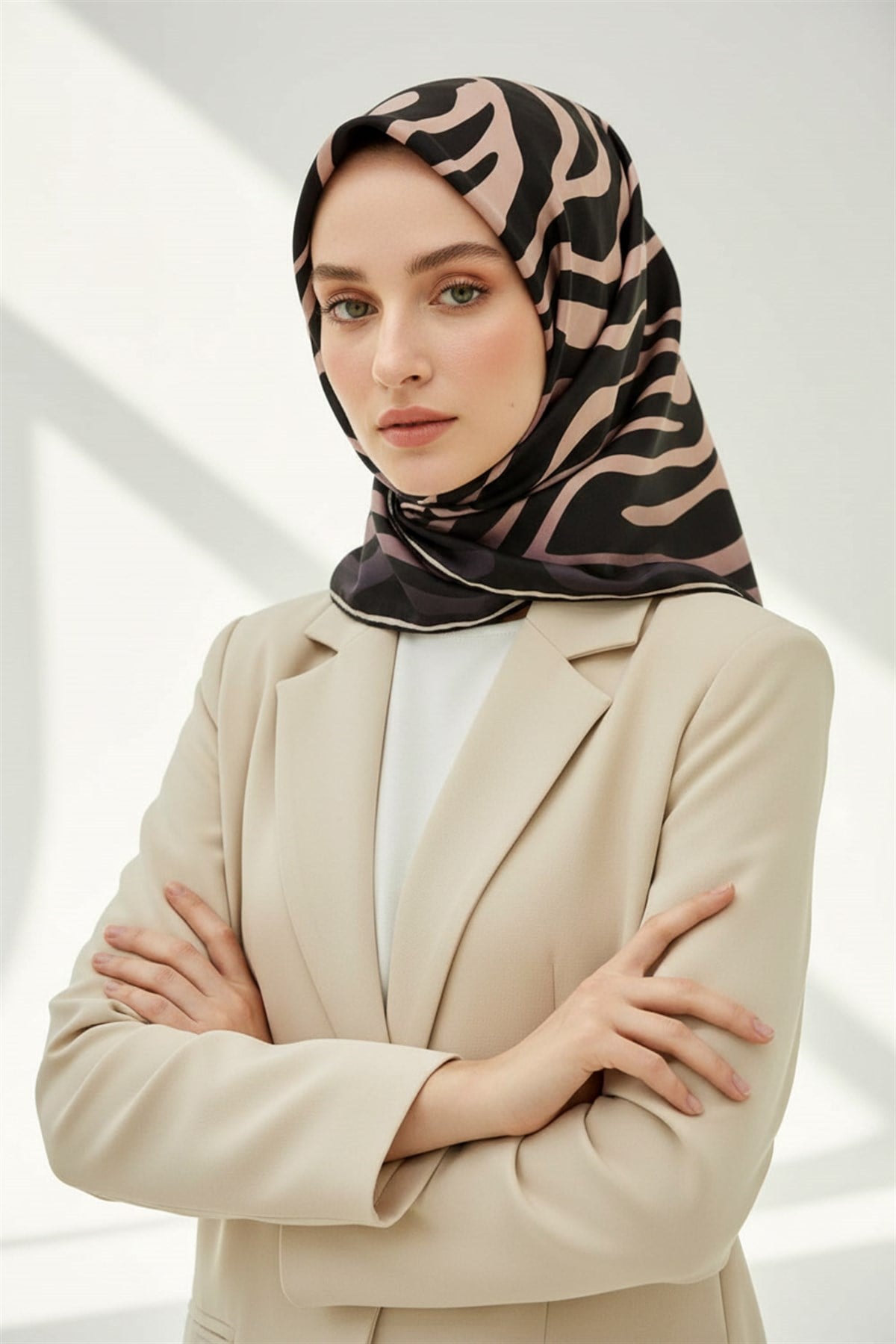 %100 Twill İpek Zebra Desenli Pudra - Siyah Renkli 90x90 Eşarp Dikim Şekli : El Dikişi