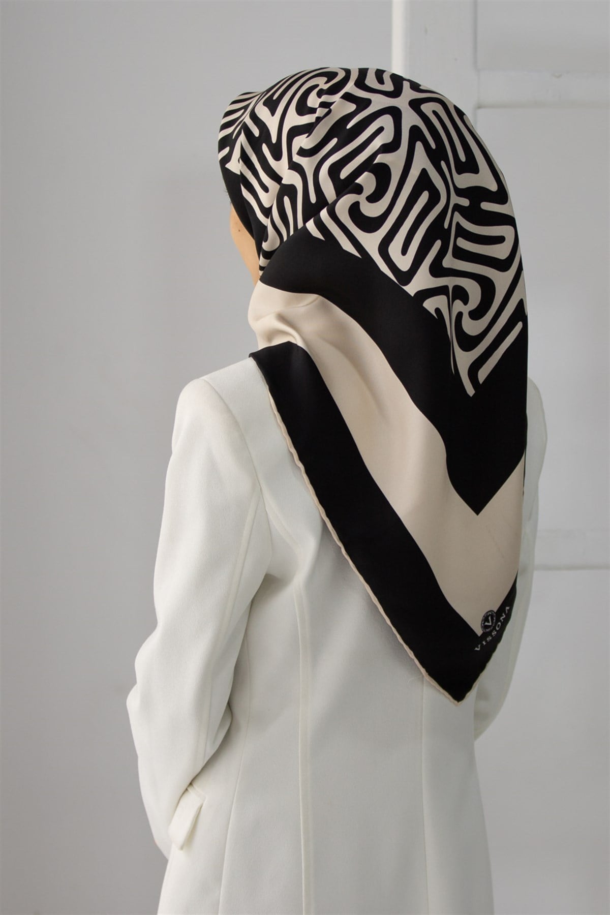 100% Twill İpek Bordürlü Dalga Desenli Siyah - Krem Renkli 90x90 Dikim Şekli : El Dikişi Eşarp
