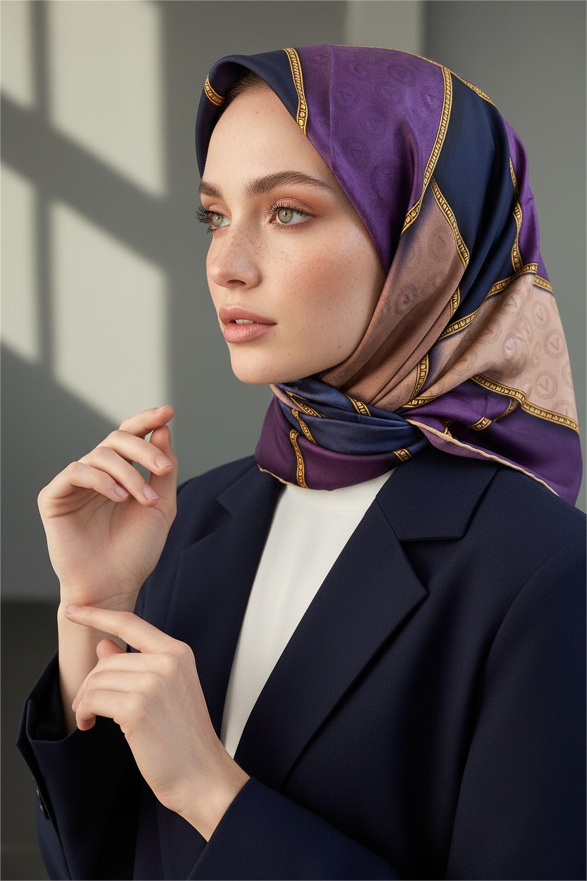 %100 Twill İpek Geometrik Desenli Lacivert - Mor Renkli 90x90 Eşarp Dikim Şekli : El Dikişi