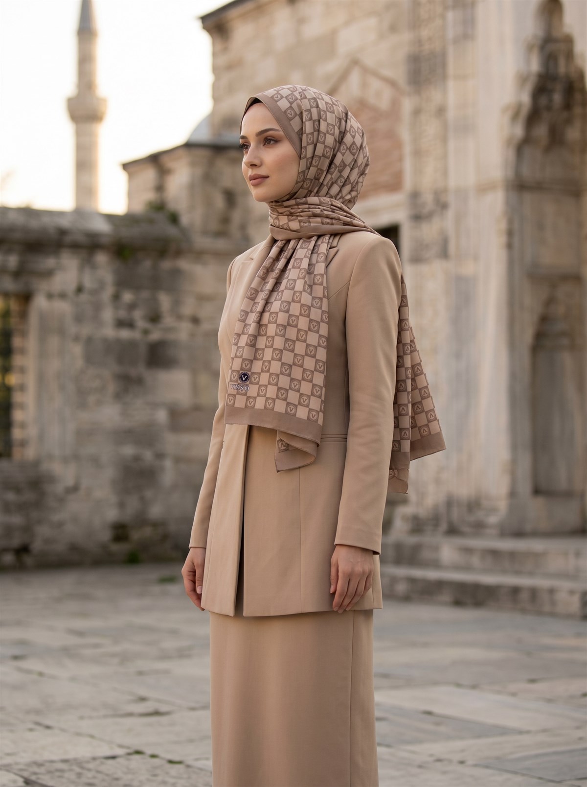 KREP MONOGRAM DESENLİ TAŞ RENKLİ 75X195 KIRIŞMAZ ŞAL