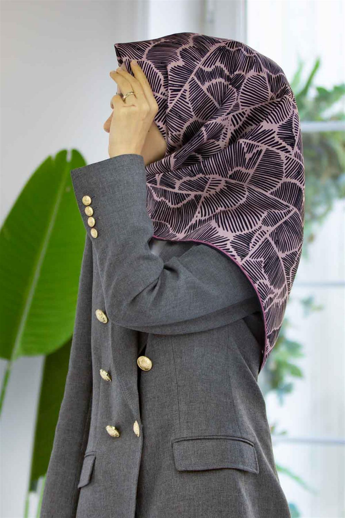 %100 Twill İpek Geometrik Desenli Pudra - Siyah Renkli 90x90 Eşarp Dikim Şekli : El Dikişi