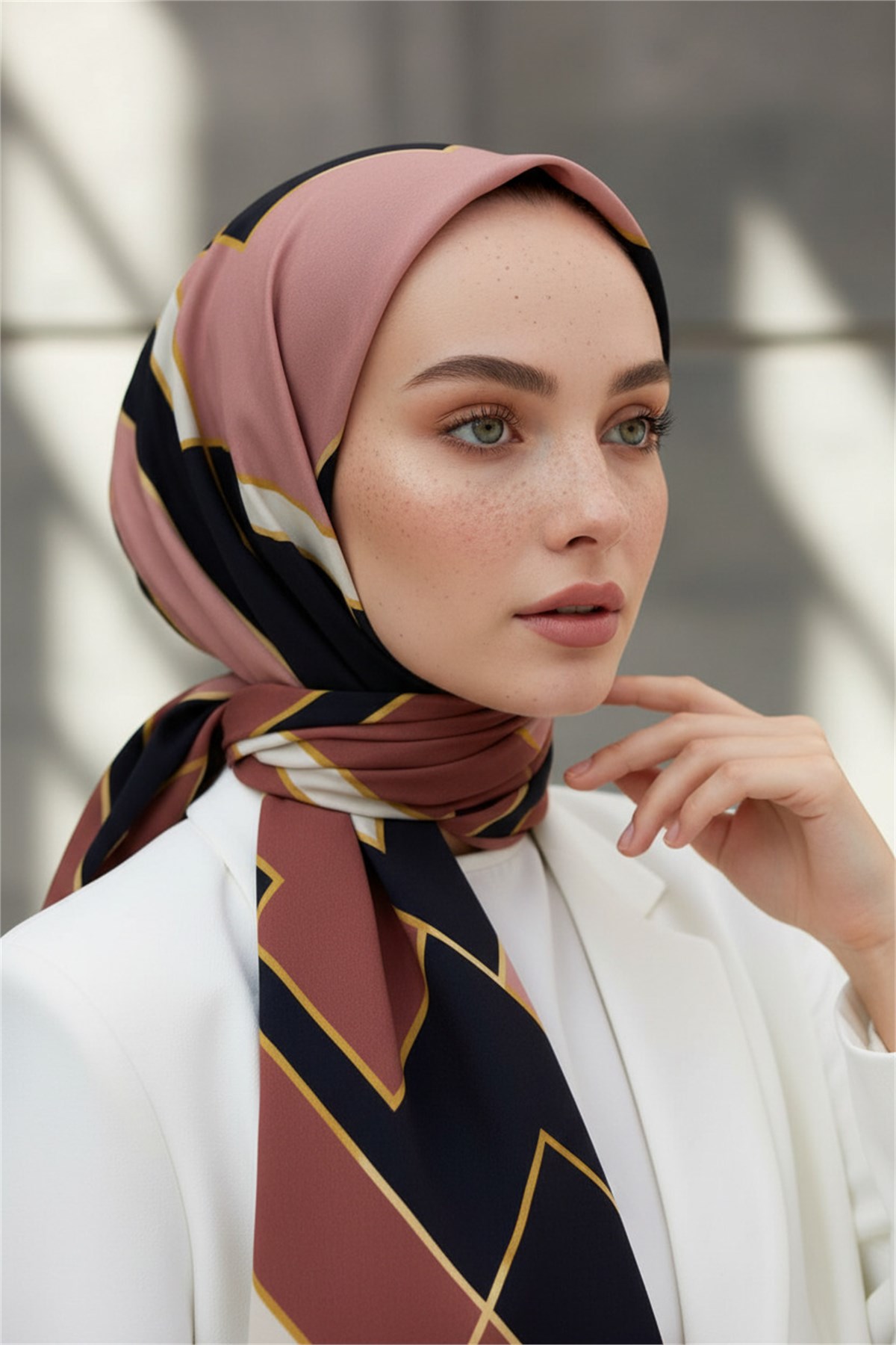 KREP GOLD DETAYLI KARO DESENLİ PUDRA RENKLİ 75X195 KIRIŞMAZ ŞAL