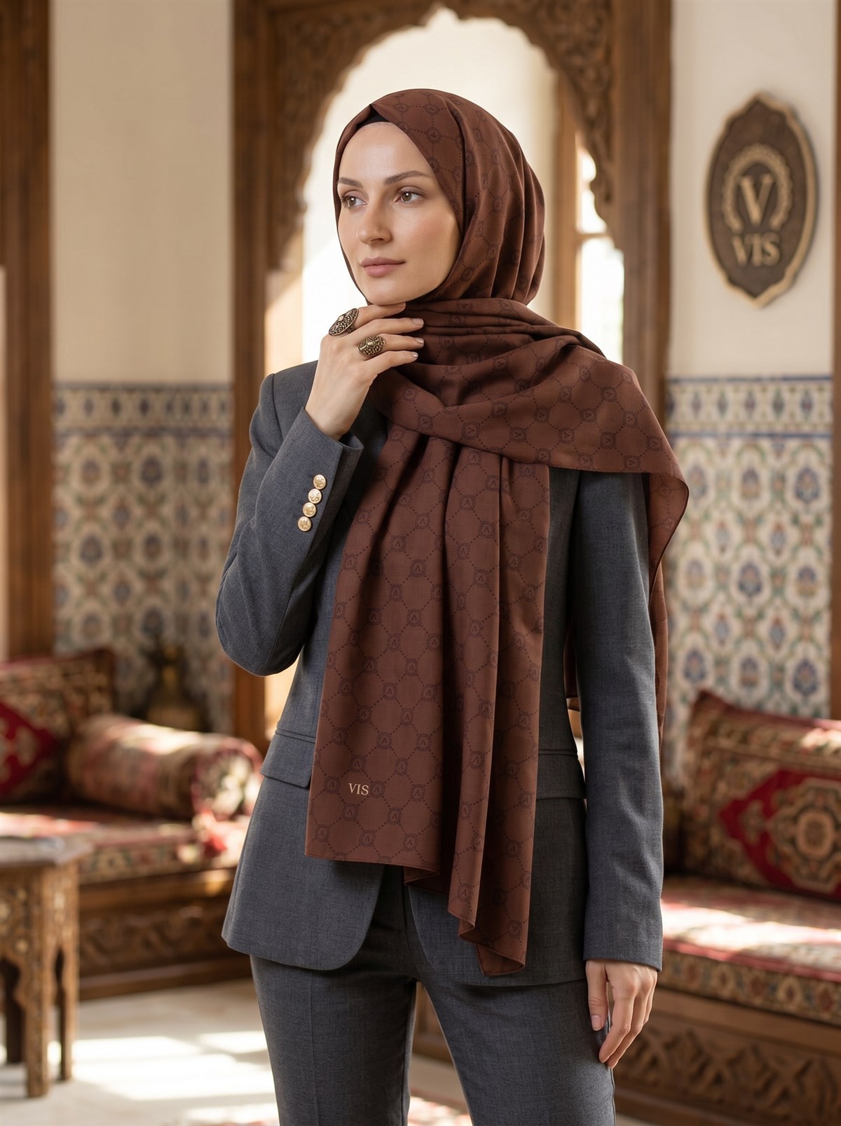 KREP MONOGRAM DESENLİ TABA RENKLİ 75X195 KIRIŞMAZ ŞAL