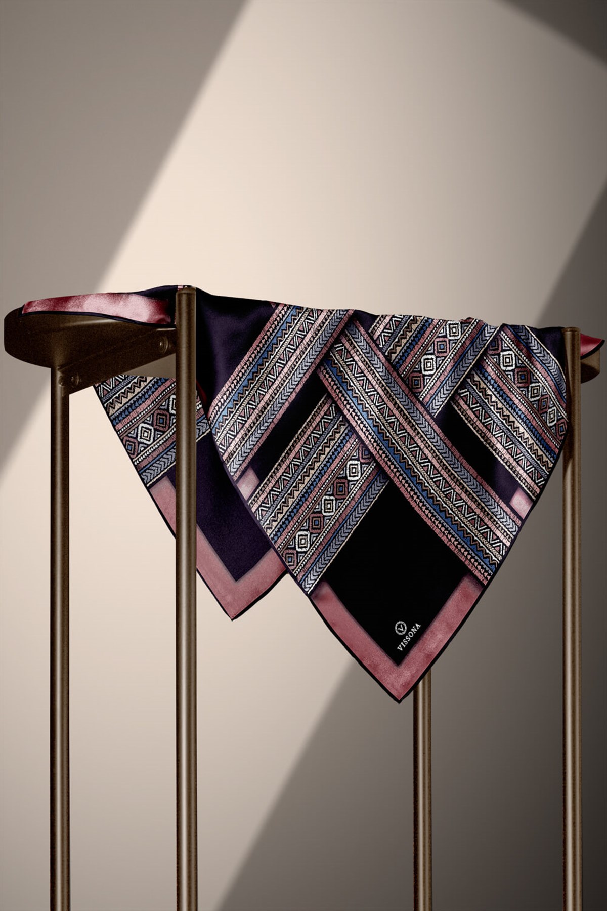 %100 Twill İpek Etnik Desenli Gül Kurusu - Siyah Renkli 90x90 Eşarp Dikim Şekli : El Dikişi