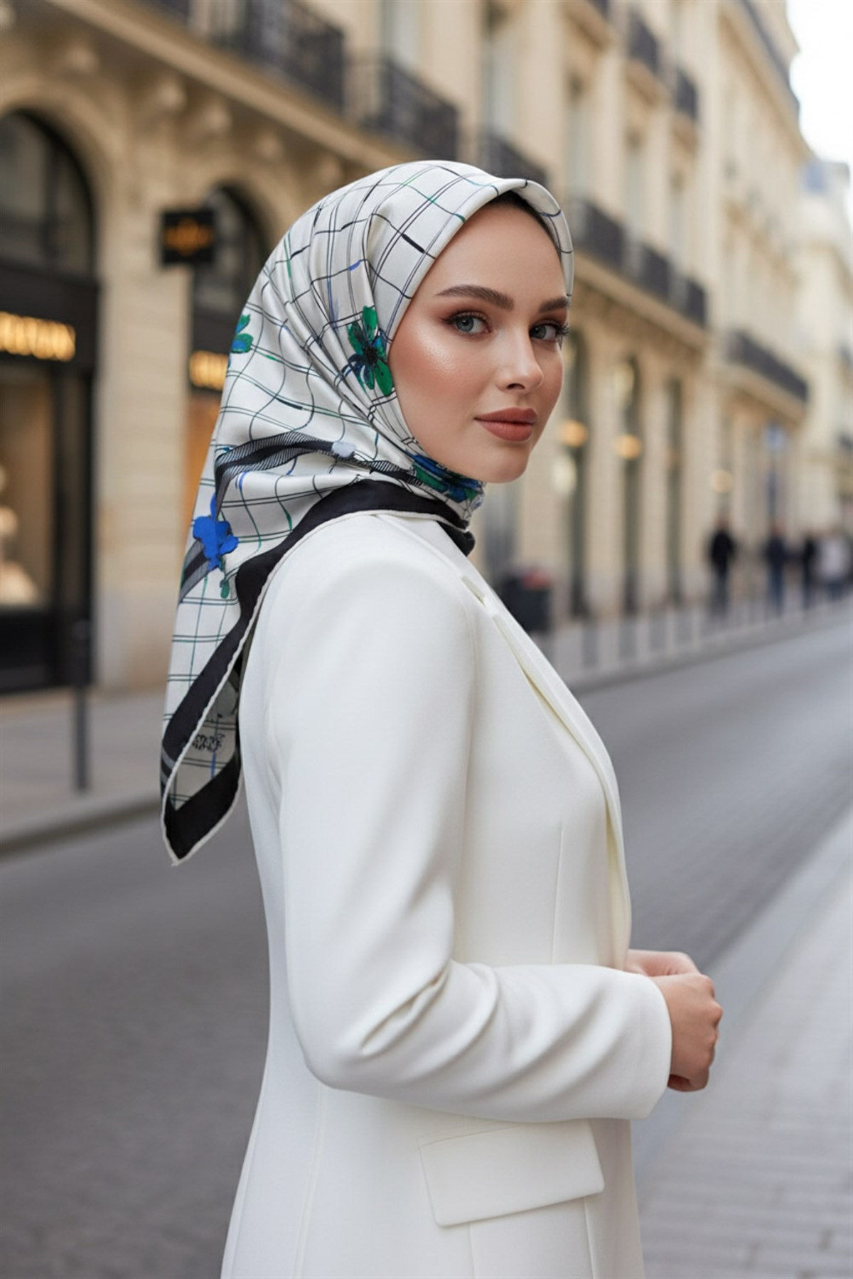 %100 Twill İpek Çıtır Çiçek Desenli Saks - Zümrüt Yeşili Renkli 90x90 Eşarp Dikim Şekli : El Dikişi