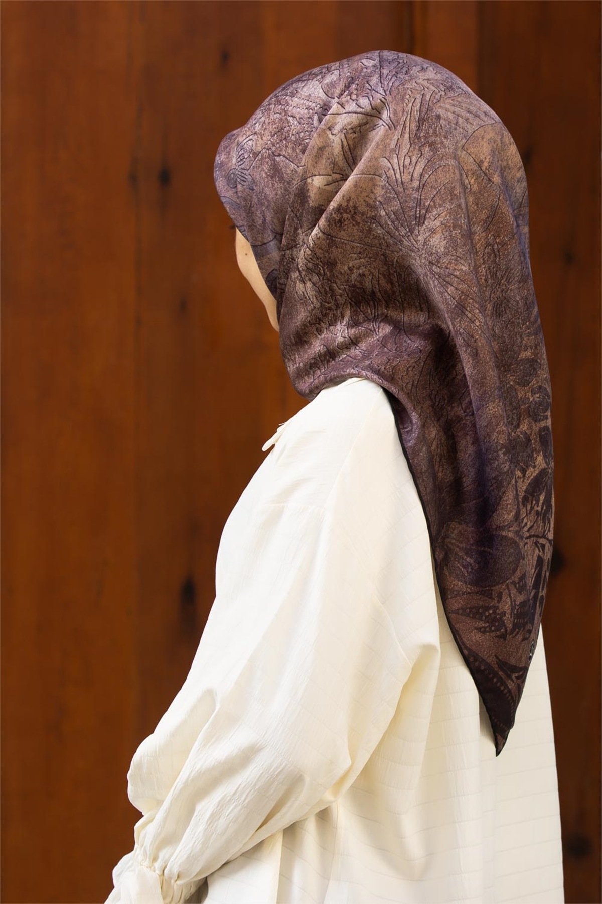 % 57 İpek % 43 Viskon Twill İpek Degradeli Yaprak  Desenli Bej Renkli 90x90 Eşarp Dikim Şekli : El Dikişi