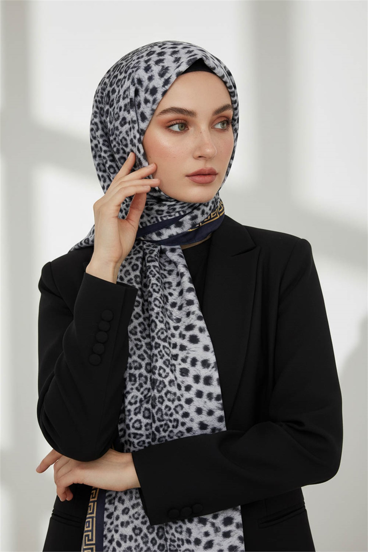 KREP BAROK BARDÜRLÜ LEOPAR DESENLİ SİYAH - GRİ RENKLİ 75X195 KIRIŞMAZ ŞAL