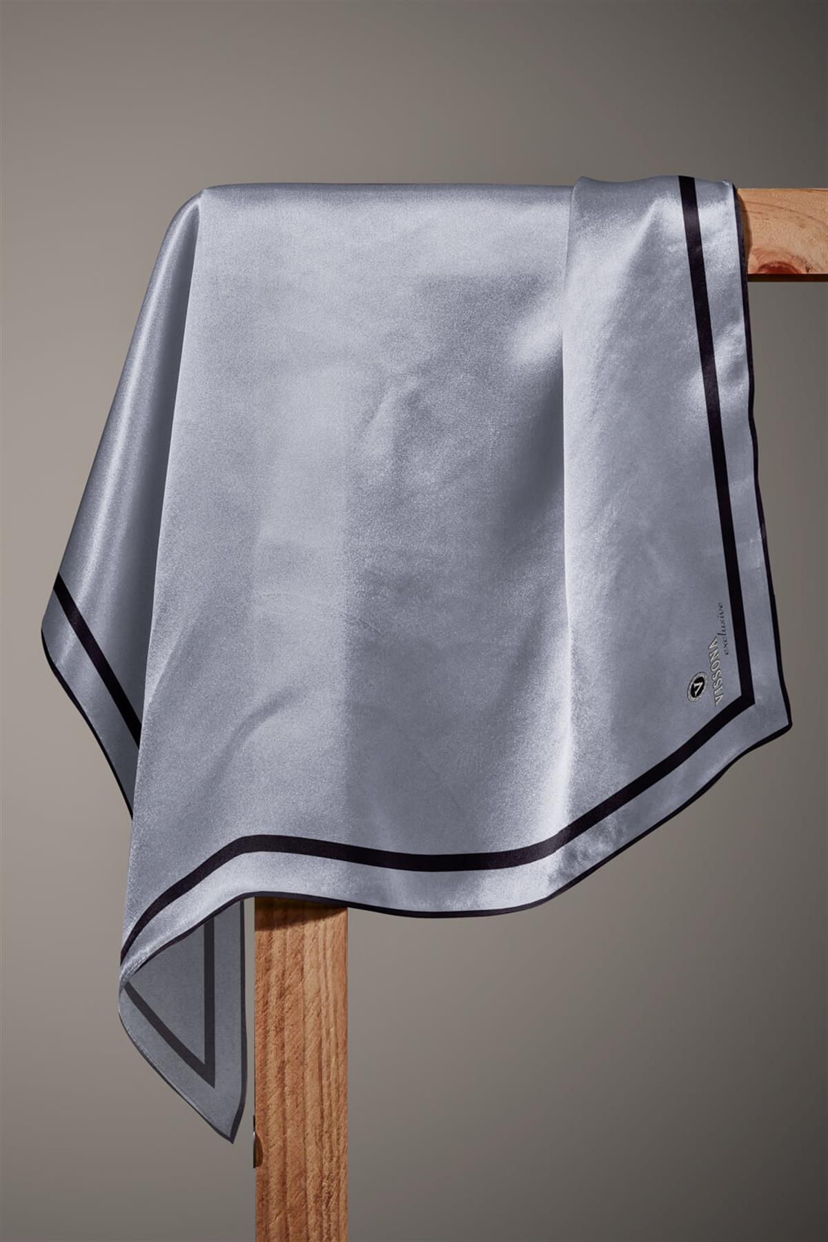 100% Twill İpek Düz Renk Bordür Desenli Gri Siyah Renkli Daha Tok Exclusive Serisi 90x90 Dikim Şekli : El Dikişi Eşarp