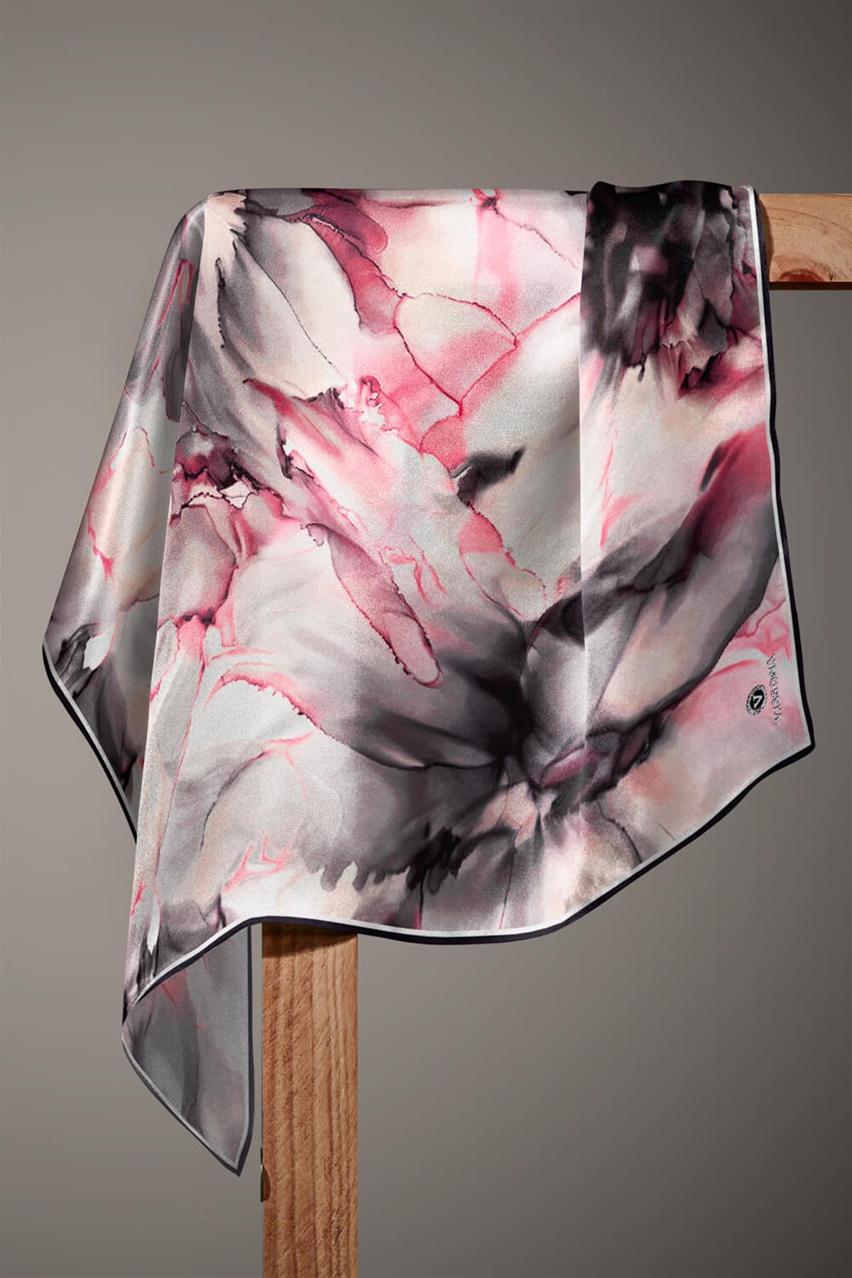 %100 Twill İpek Batik Çiçek Desenli Gri - Pembe Renkli 90x90 Eşarp Kenar Dikiş Şekli El Dikişli