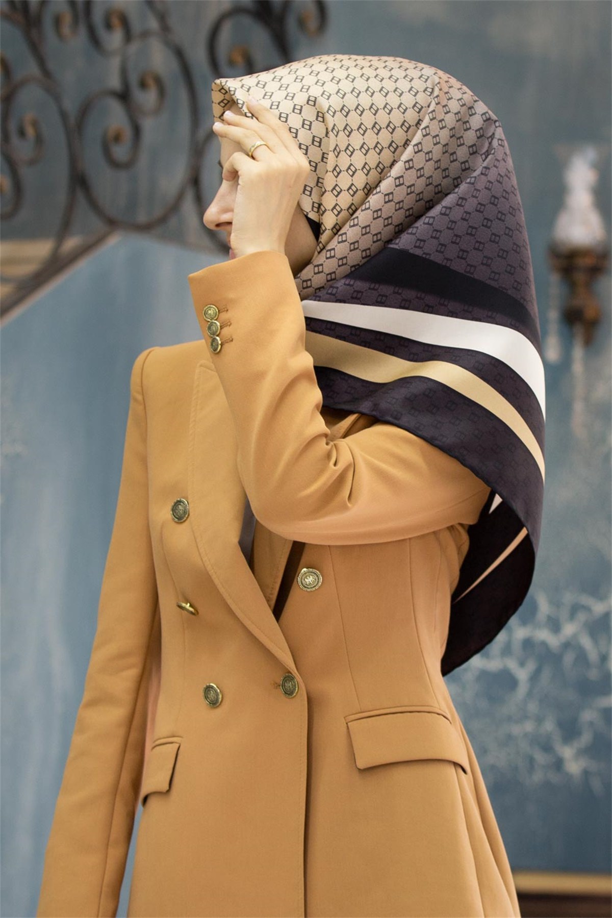 % 57 İPEK % 43 VİSKON Twill İpek Degrade Desenli Siyah - Bej Renkli 90x90 Eşarp Dikim Şekli : El Dikişi