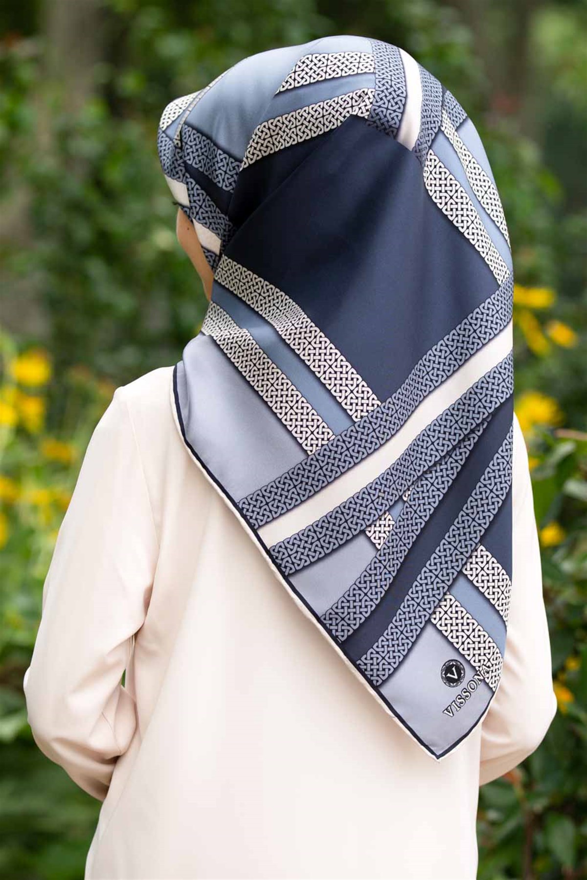 % 57 İPEK % 43 VİSKON Twill İpek Geometrik Desenli İndigo - Krem Renkli 90x90 Eşarp Dikim Şekli : El Dikişi
