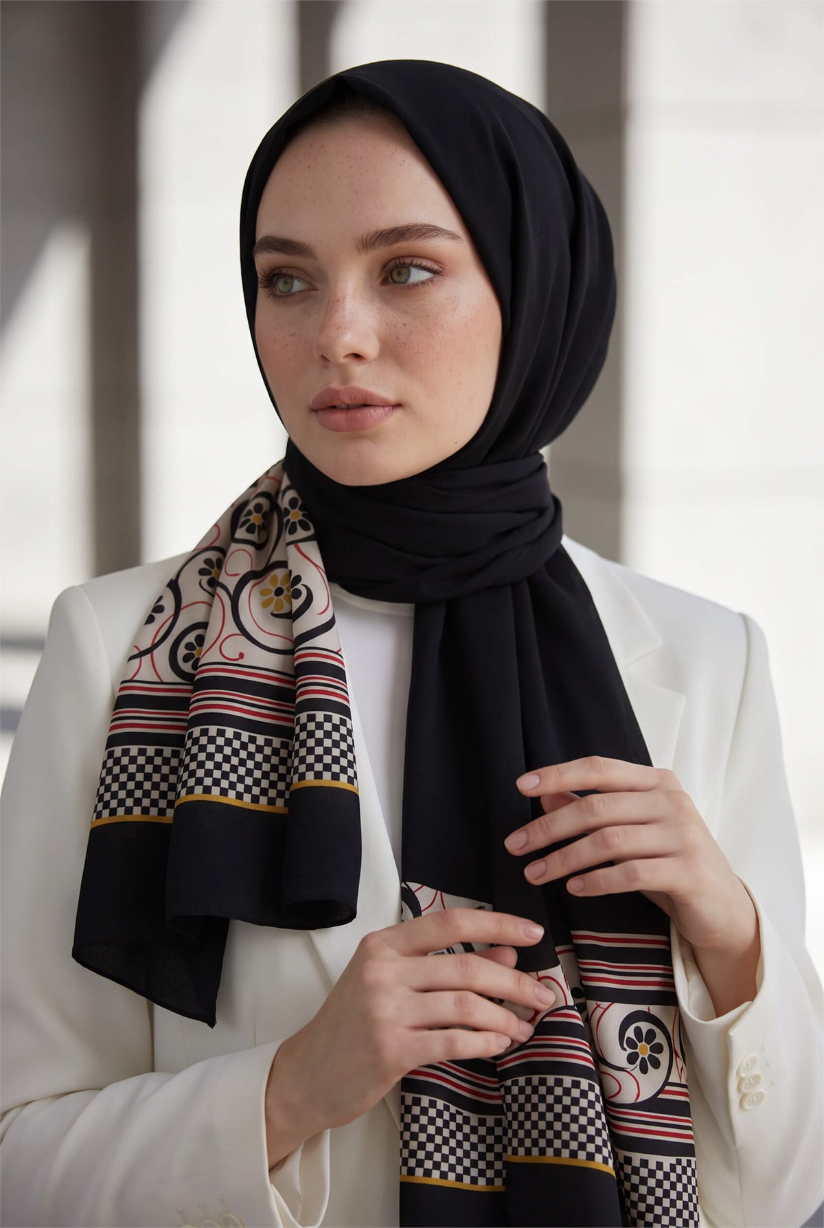 KREP KENAR MOTİFİ ÇİÇEK DESENLİ SİYAH RENKLİ 75X195 KIRIŞMAZ ŞAL