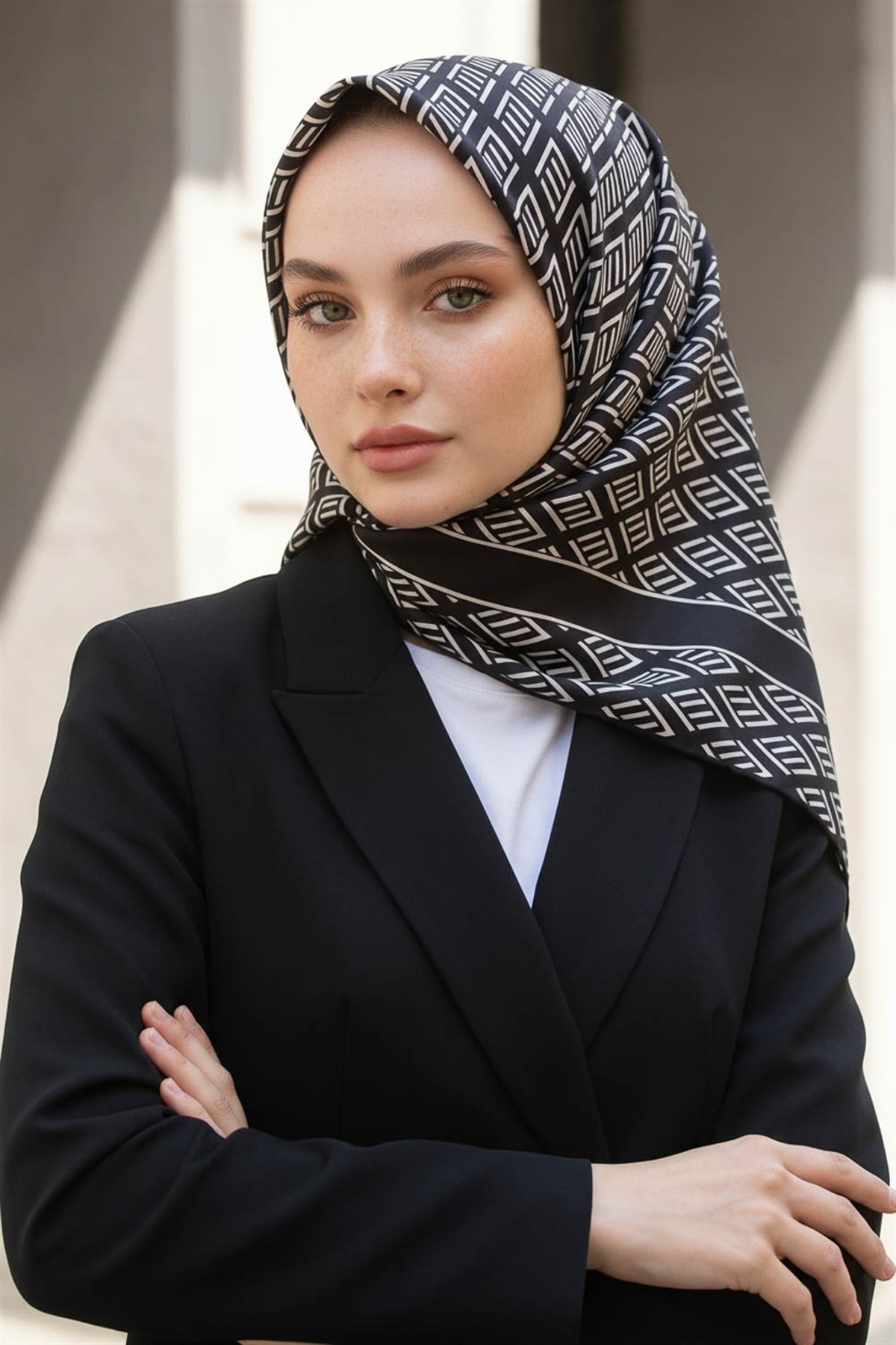%100 Twill İpek Geometrik Desenli Siyah - Krem Renkli 90x90 Eşarp Dikim Şekli : El Dikişi