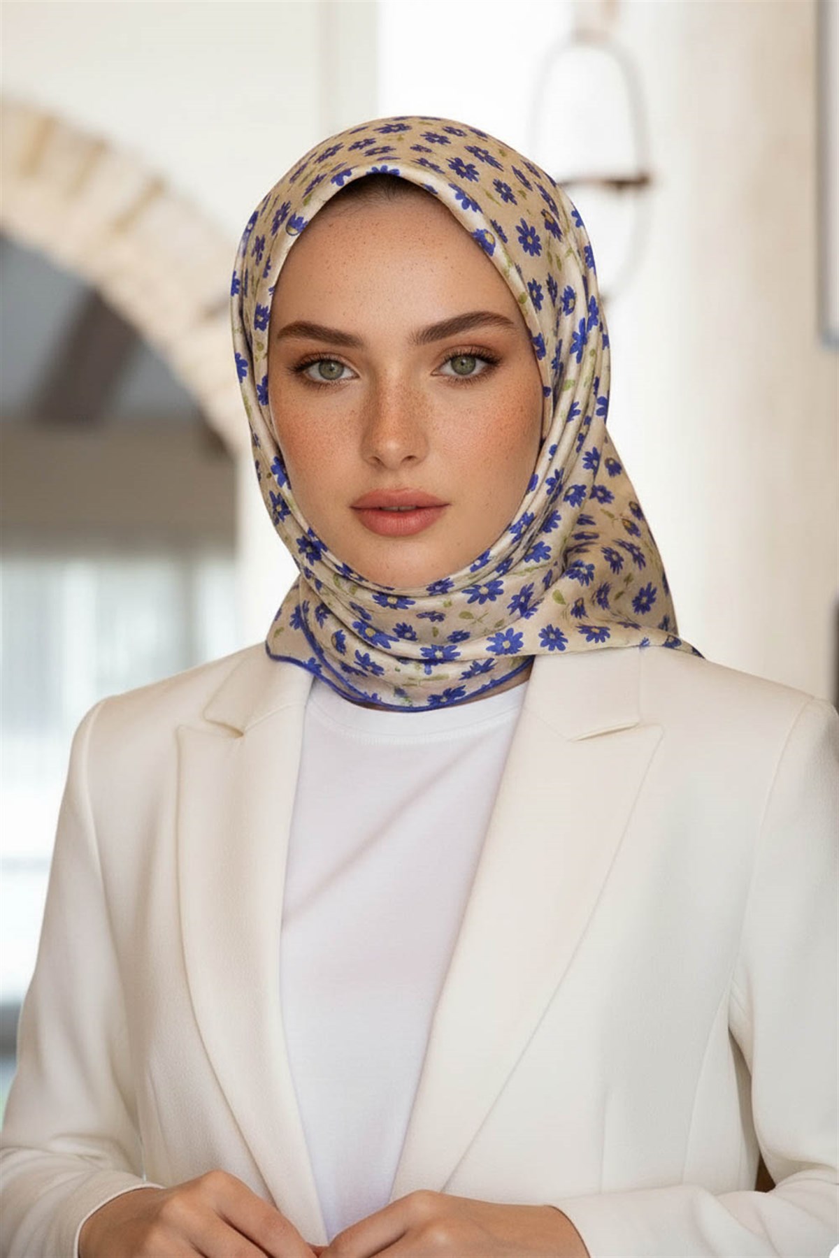 %100 Twill İpek Papatya Desenli Krem - Saks Renkli 90x90 Eşarp Dikim Şekli : El Dikişi