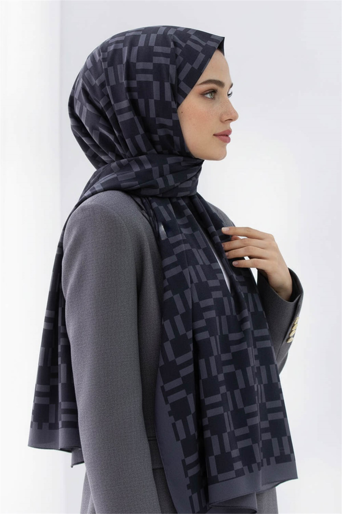 KREP MONOGRAM DESENLİ SİYAH RENKLİ 75X195 KIRIŞMAZ ŞAL