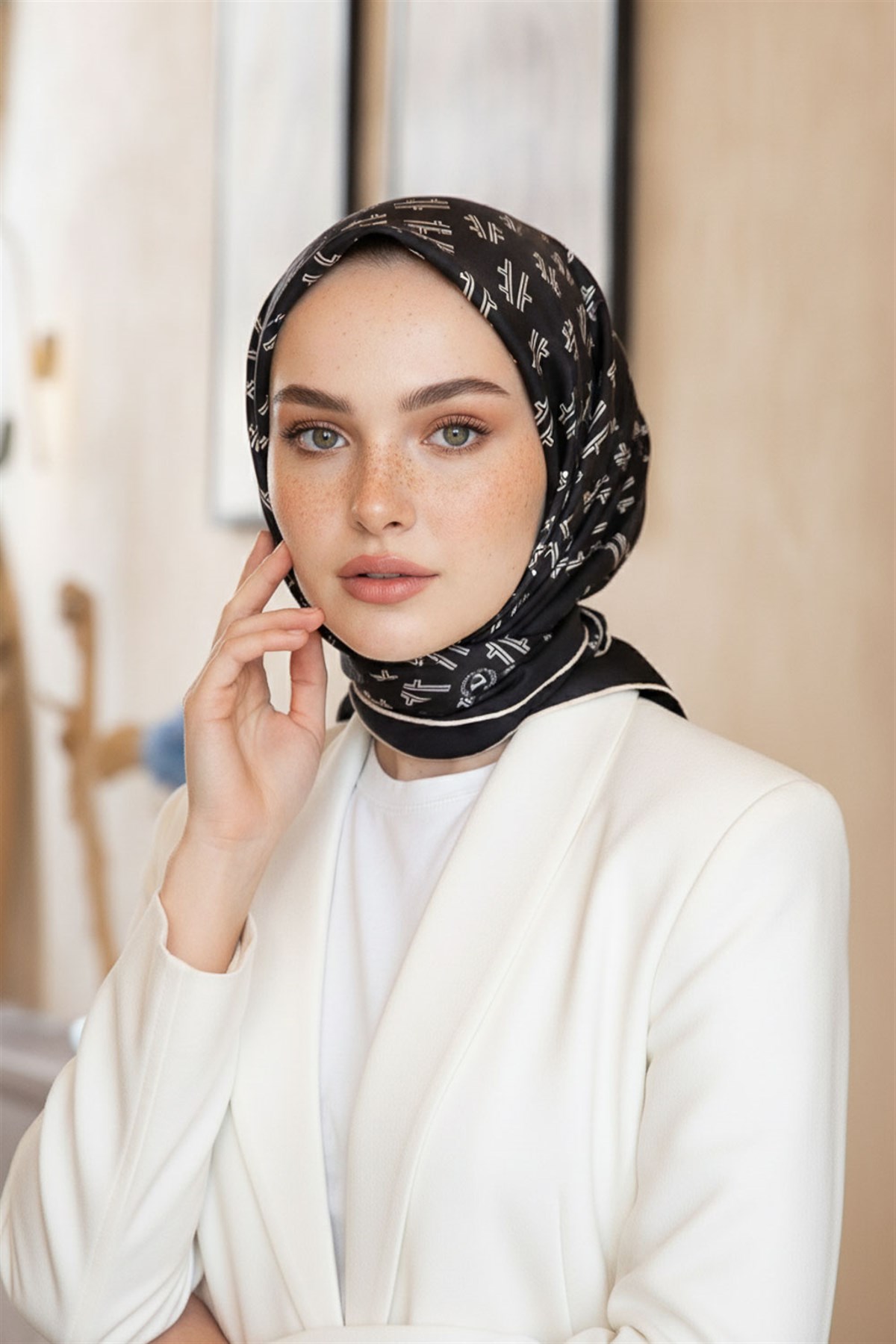 %100 Twill İpek Geometrik Desenli Siyah Renkli 90x90 Eşarp Dikim Şekli : El Dikişi