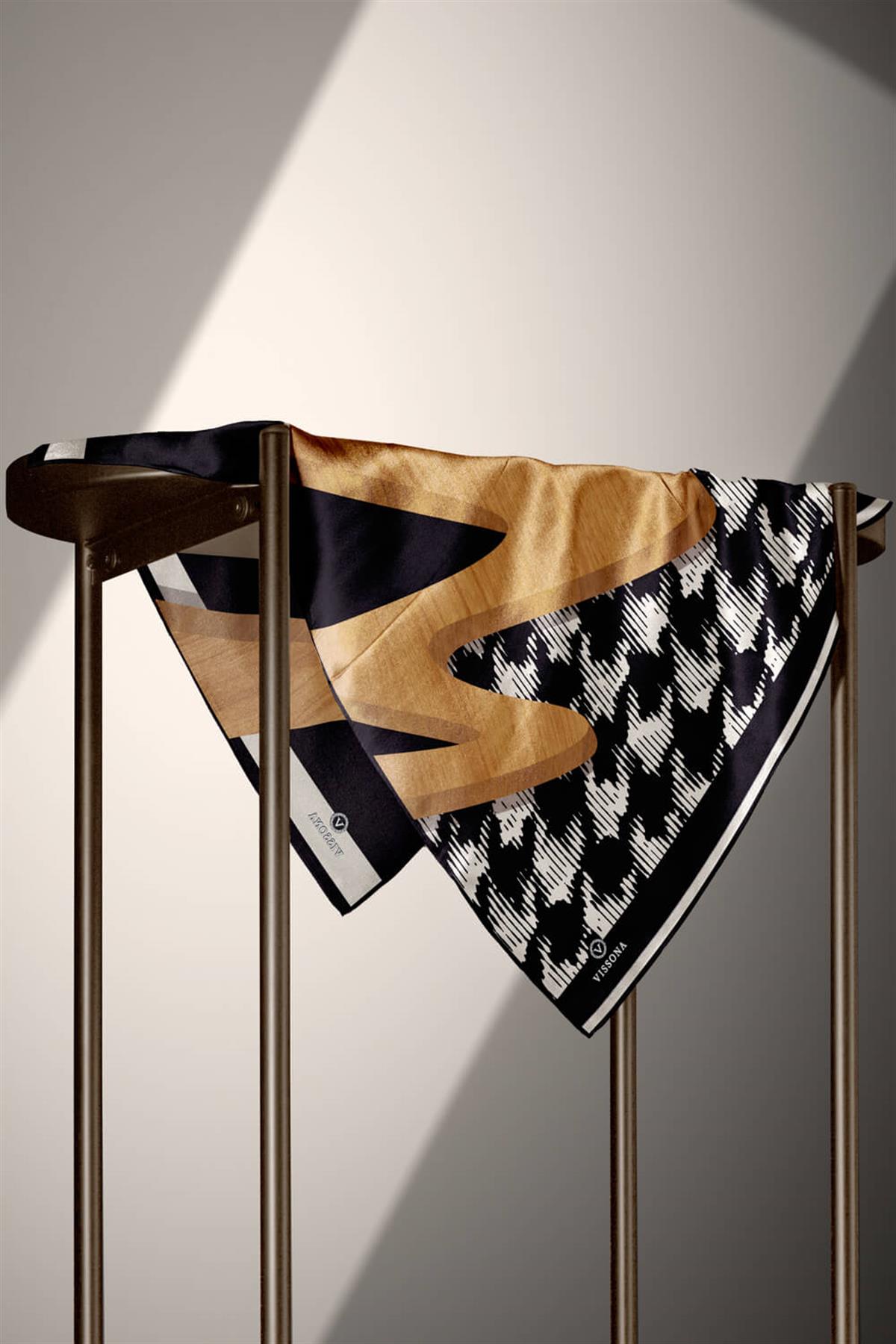 %100 Twill İpek Kazayağı Desenli Gold - Siyah Renkli 90x90 Eşarp Kenar Dikiş Şekli El Dikişli