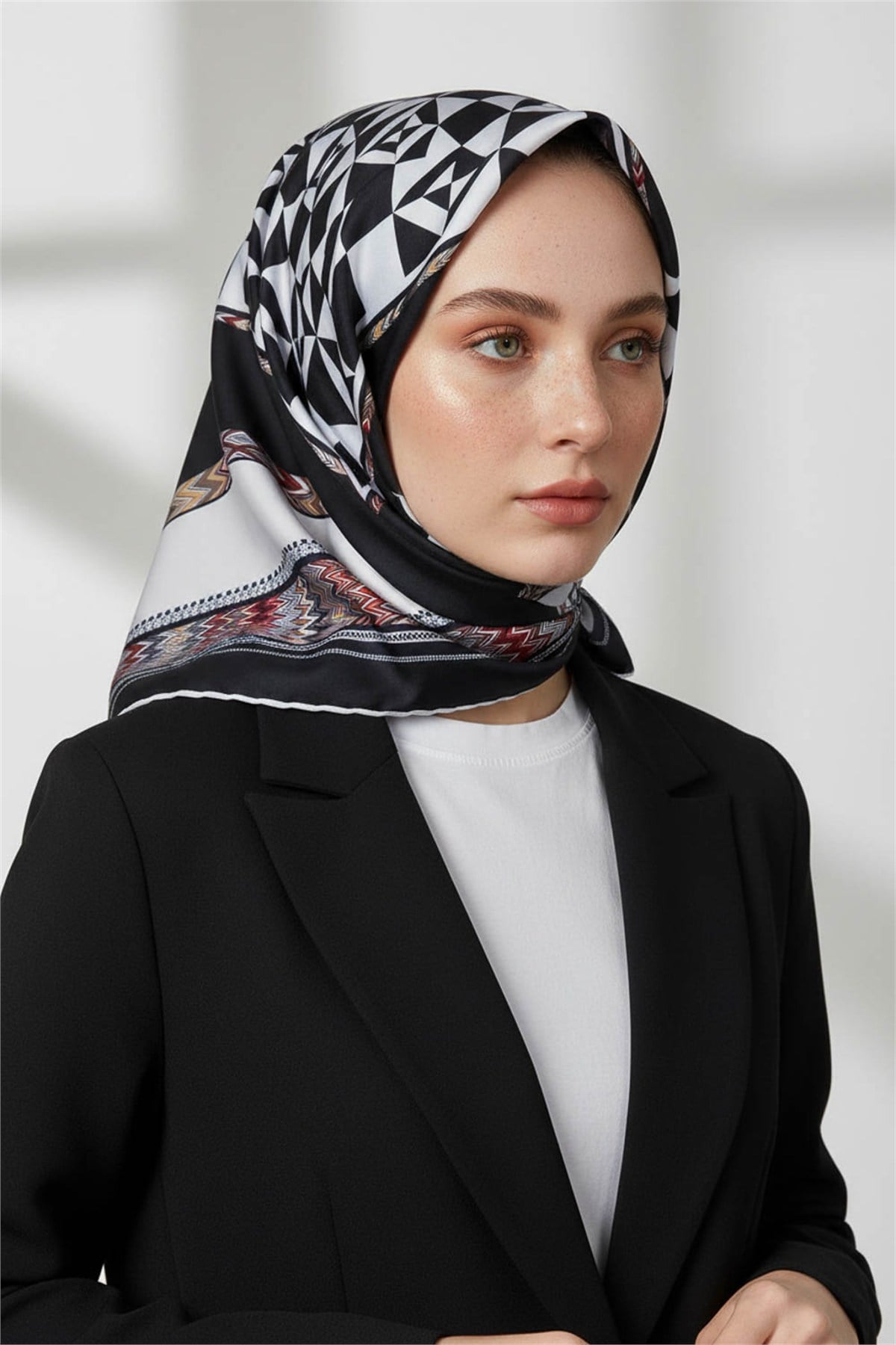 Kristal Geometrik Desenli Siyah - Krem Renkli 90x90 Dikim Şekli : El Dikişi Eşarp (İpek İçermez)