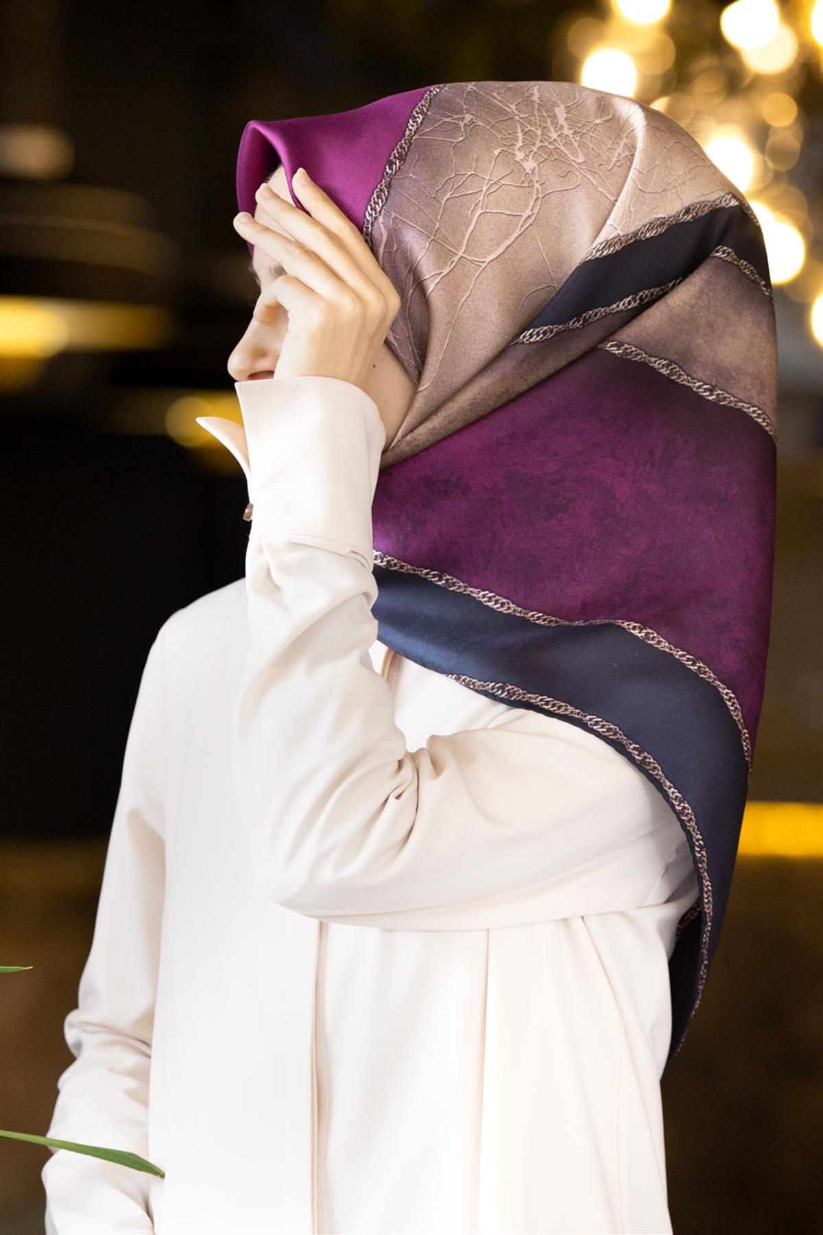 %100 Twill İpek Dokulu Geometrik Desenli Mürdüm - Lacivert Renkli 90x90 Eşarp Dikim Şekli : El Dikişi