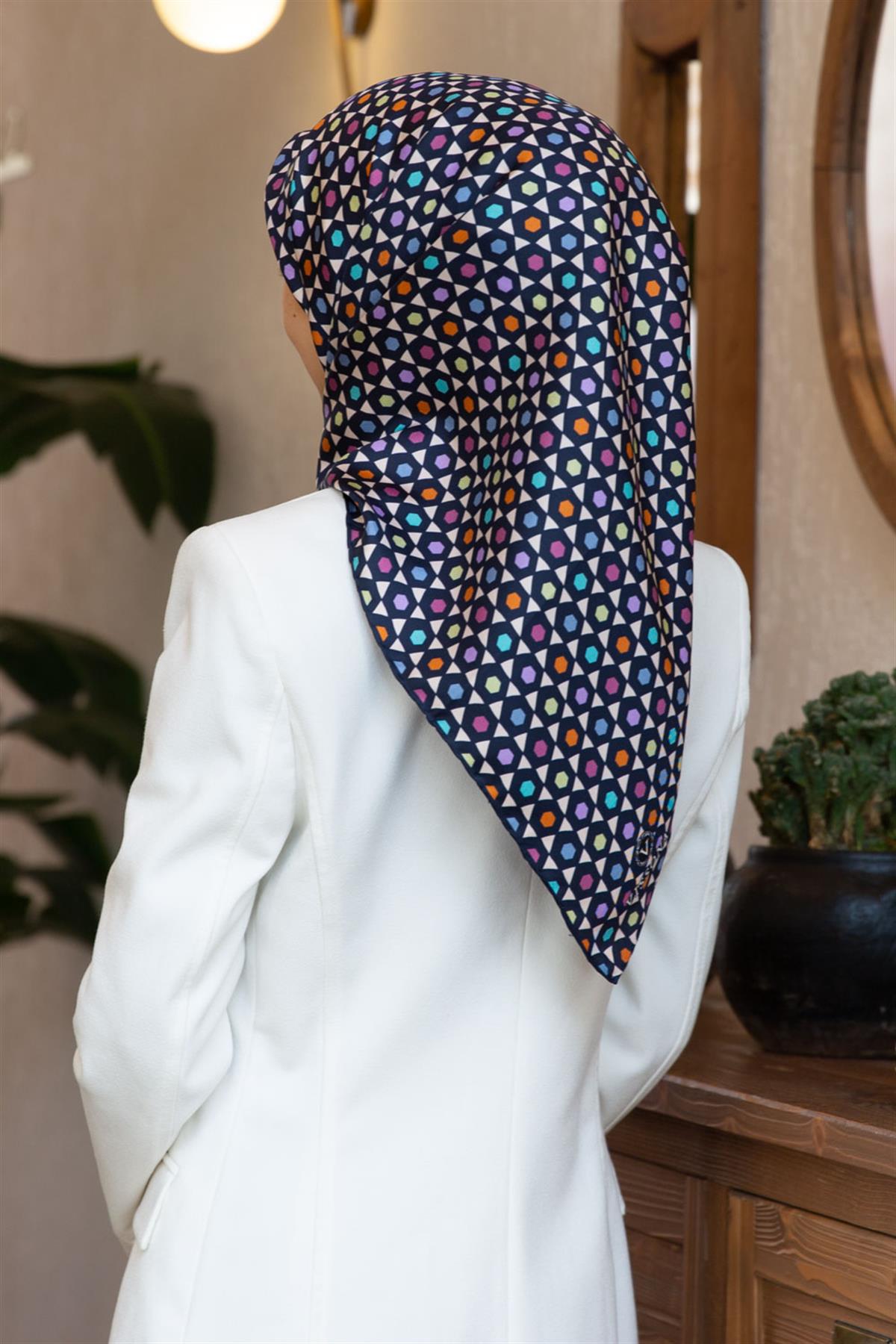 %100 Twill İpek Nokta Desenli Lacivert Renkli 90x90 Eşarp Dikim Şekli : El Dikişi