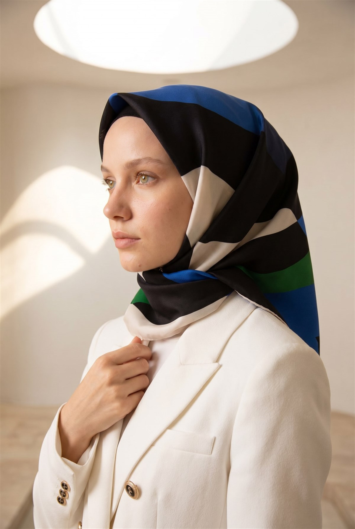 %100 Twill İpek Geometrik Desenli Zümrüt Yeşili - Saks Renkli 90x90 Eşarp Dikim Şekli : El Dikişi