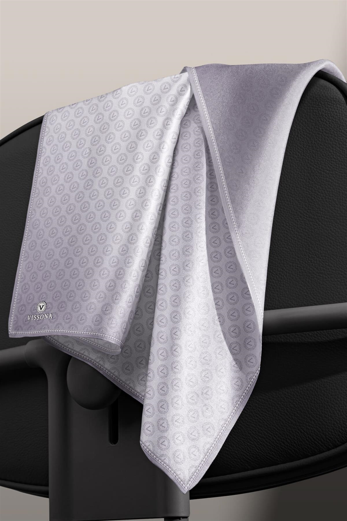 % 57 İPEK % 43 VİSKON Twill İpek Monogram Desenli Gümüş Renkli 90x90 Eşarp Dikim Şekli : El Dikişi