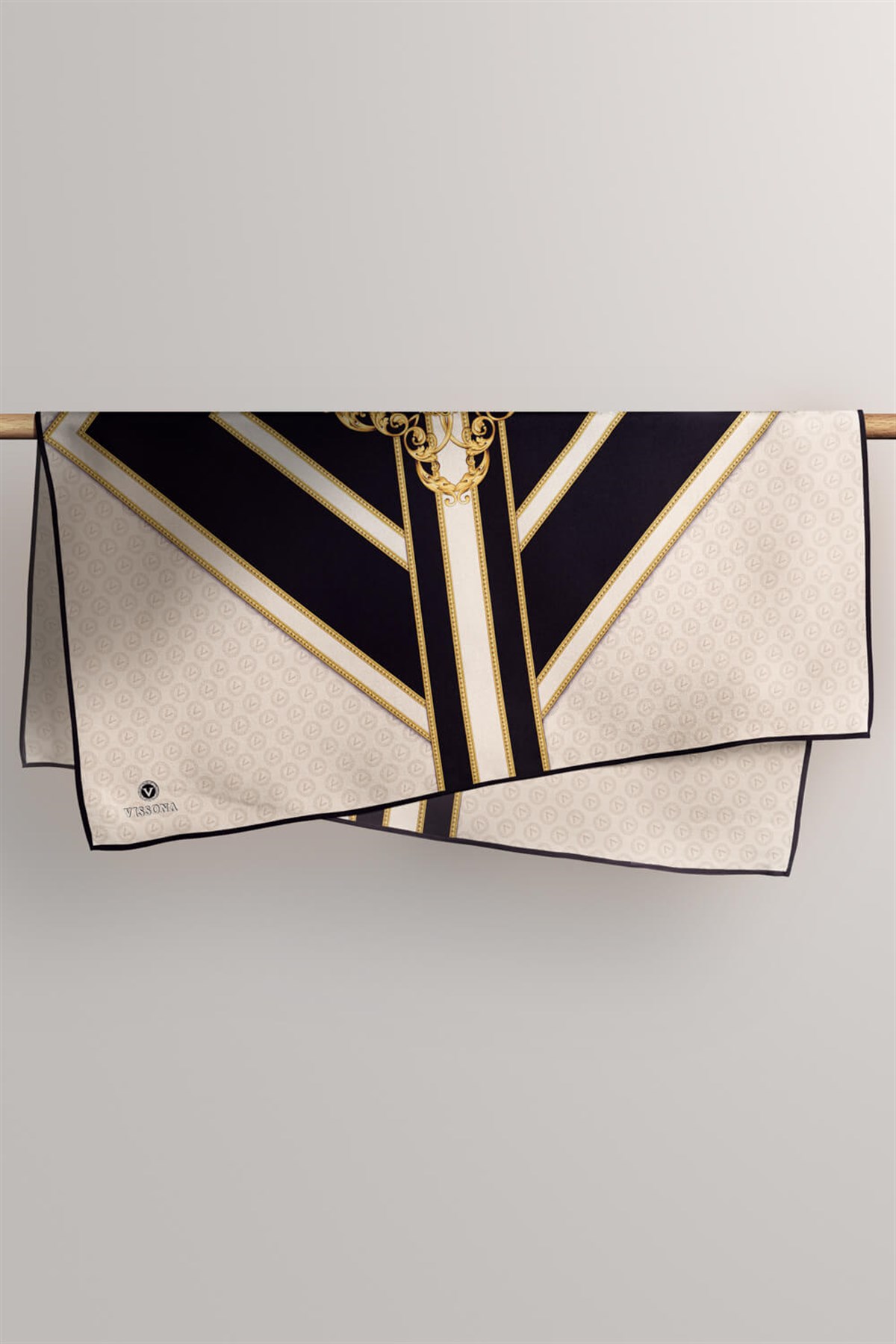 %100 Twill İpek Monogram ve Barok Desenli Krem - Siyah Renkli 90x90 Eşarp Dikim Şekli : El Dikişi