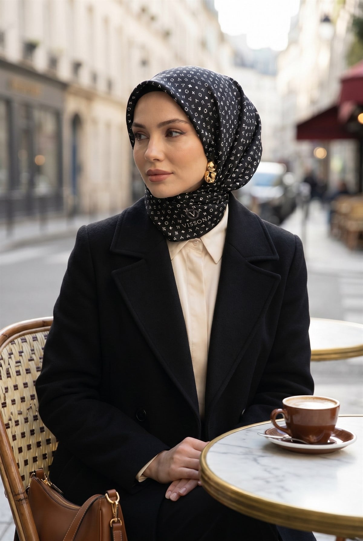 %100 Twill İpek Çıtır Motif Desenli Siyah - Krem Renkli 90x90 Eşarp Dikim Şekli : El Dikişi