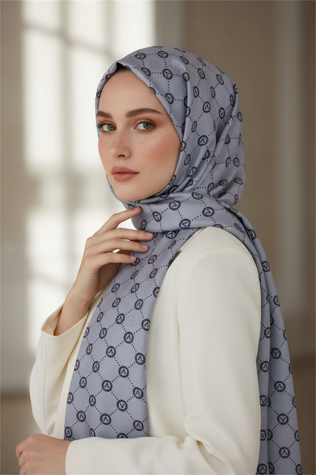 %100 Saf İpek Şal İnce Saten Vual Dokuma V Logo Desenli Gri - Siyah Renkli 90x210 Şal