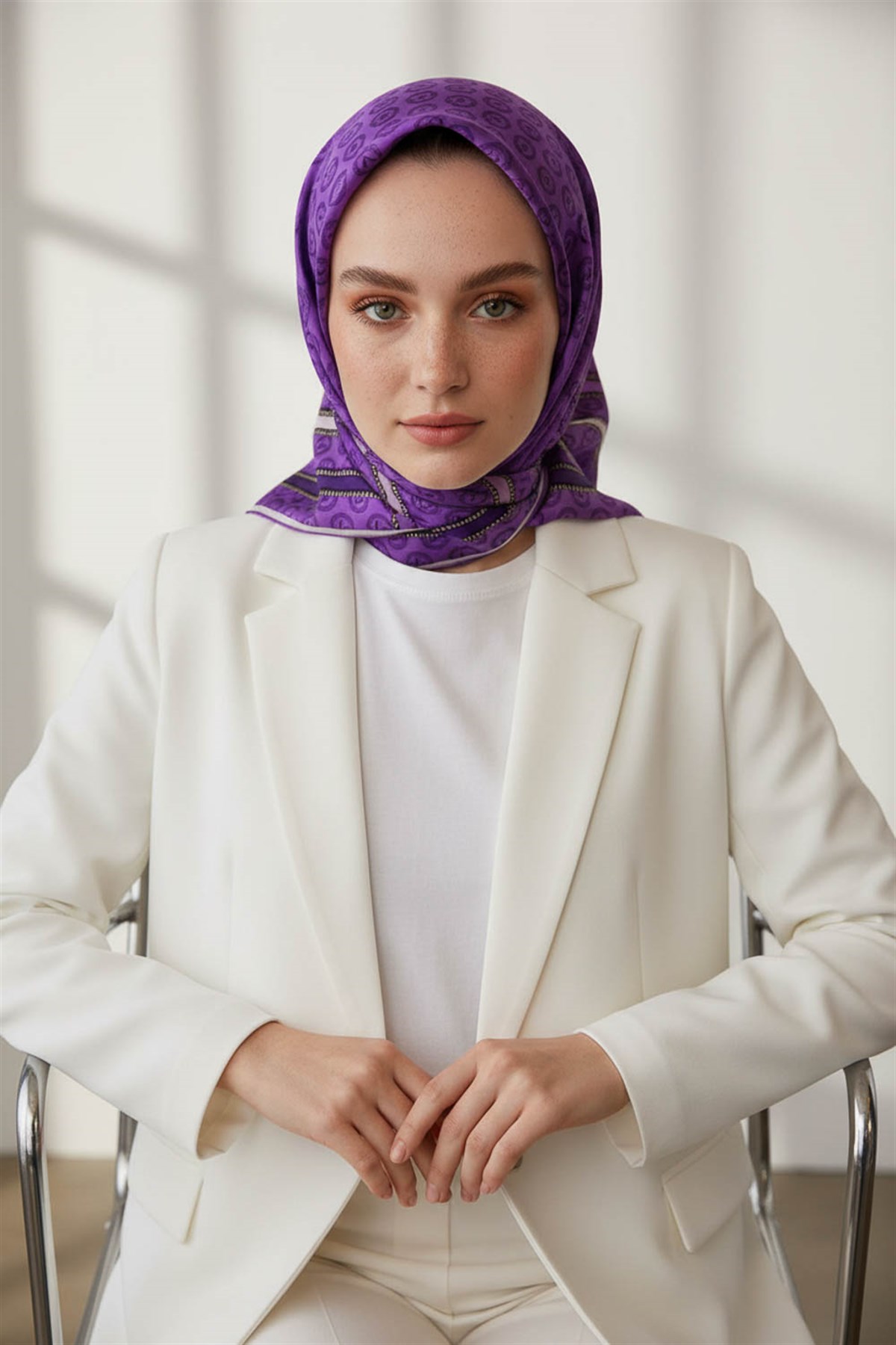 %100 Twill İpek Monogram Desenli Lila - Lila Renkli 90x90 Eşarp Dikim Şekli : El Dikişi