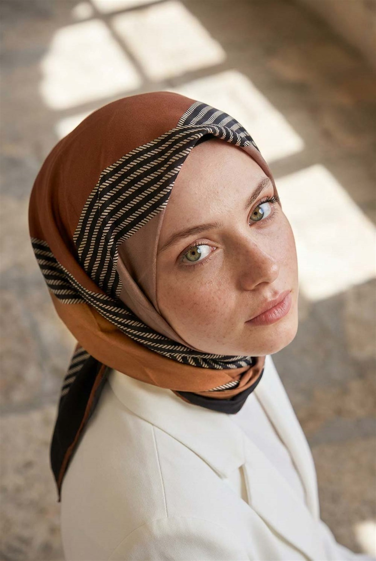 %100 Twill İpek Geometrik Desenli Hardal Renkli 90x90 Eşarp Dikim Şekli : El Dikişi