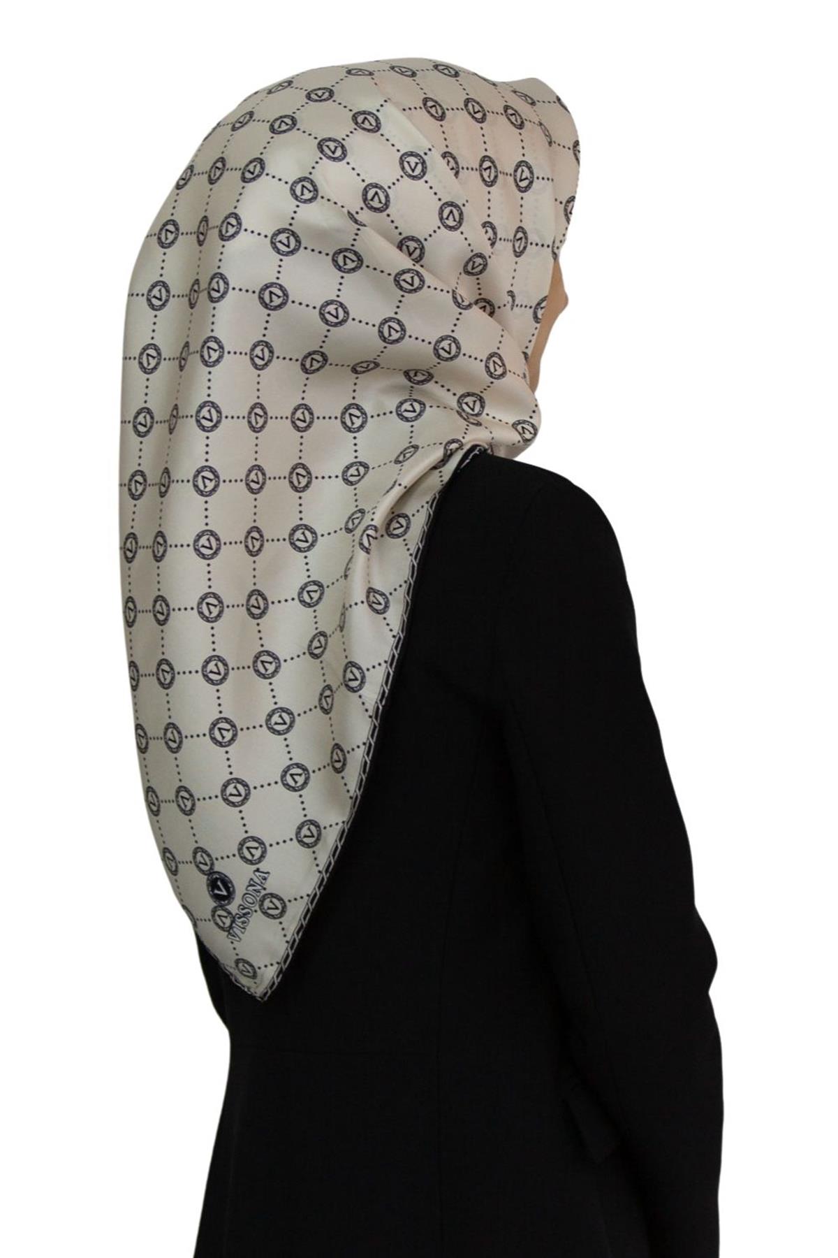 %100 Twill İpek Monogram Desenli Krem - Siyah Renkli 90x90 Eşarp Dikim Şekli : El Dikişi