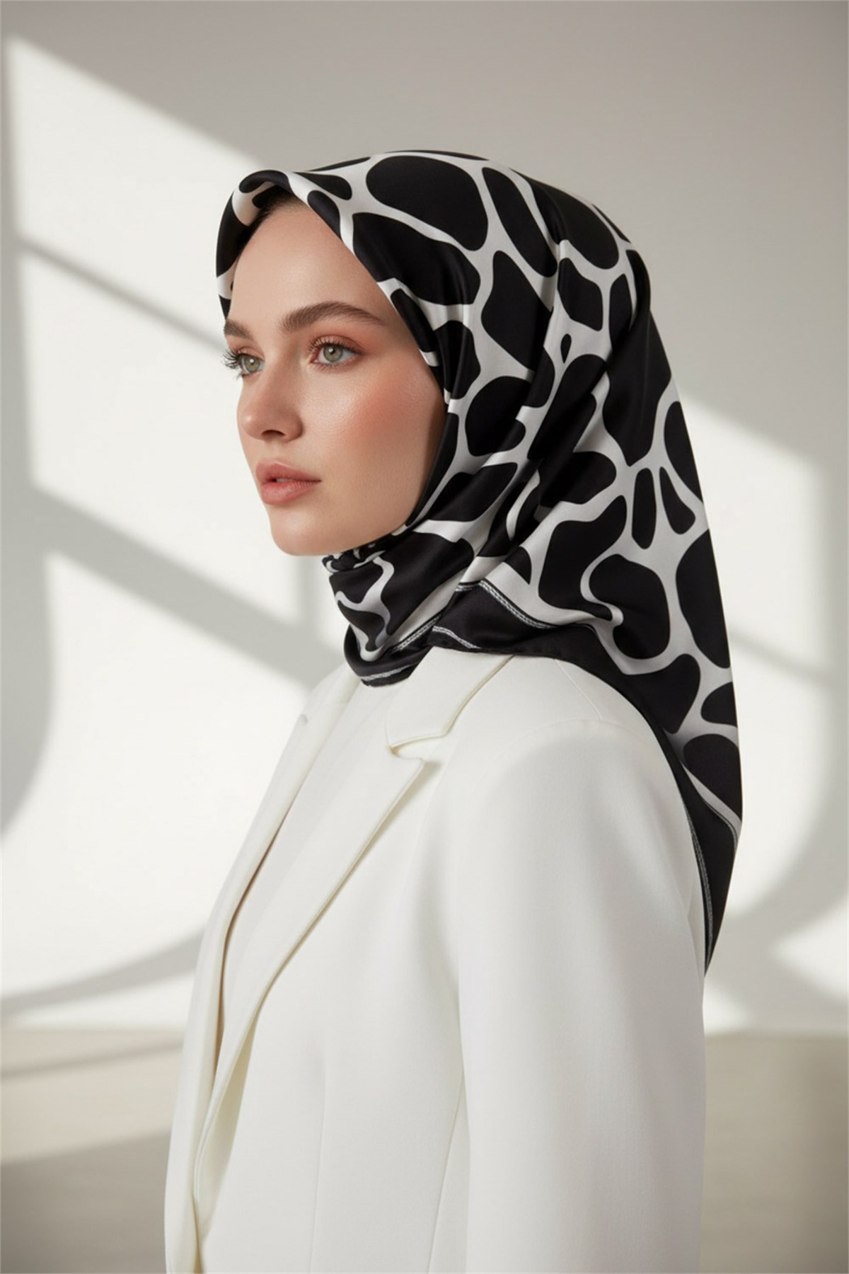 Kristal Taş Desenli Siyah Renkli 90x90 Eşarp (İpek İçermez) Dikim Şekli : El Dikişi