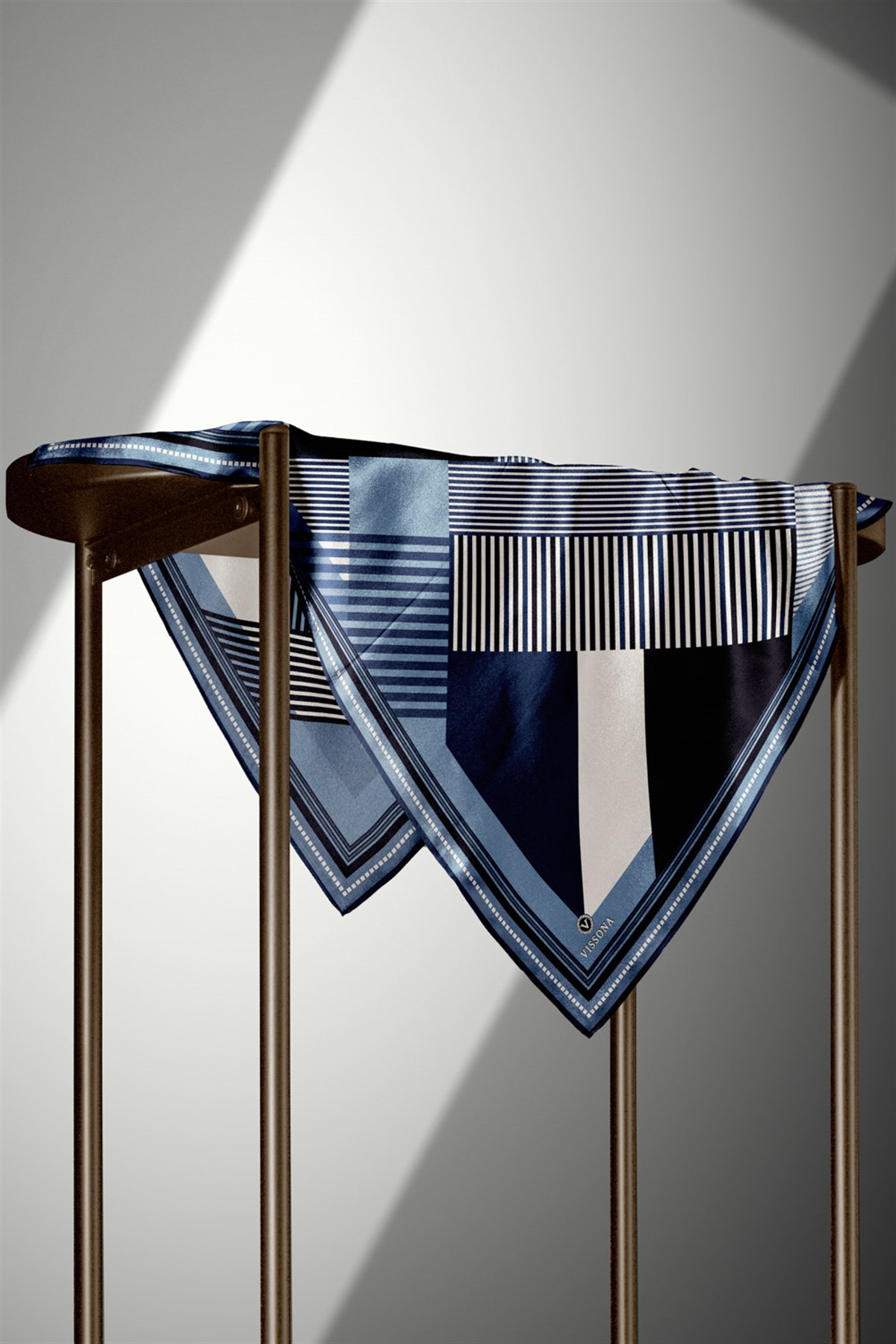 %100 Twill İpek Geometrik Desenli İndigo Renkli 90x90 Eşarp Dikim Şekli : El Dikişi