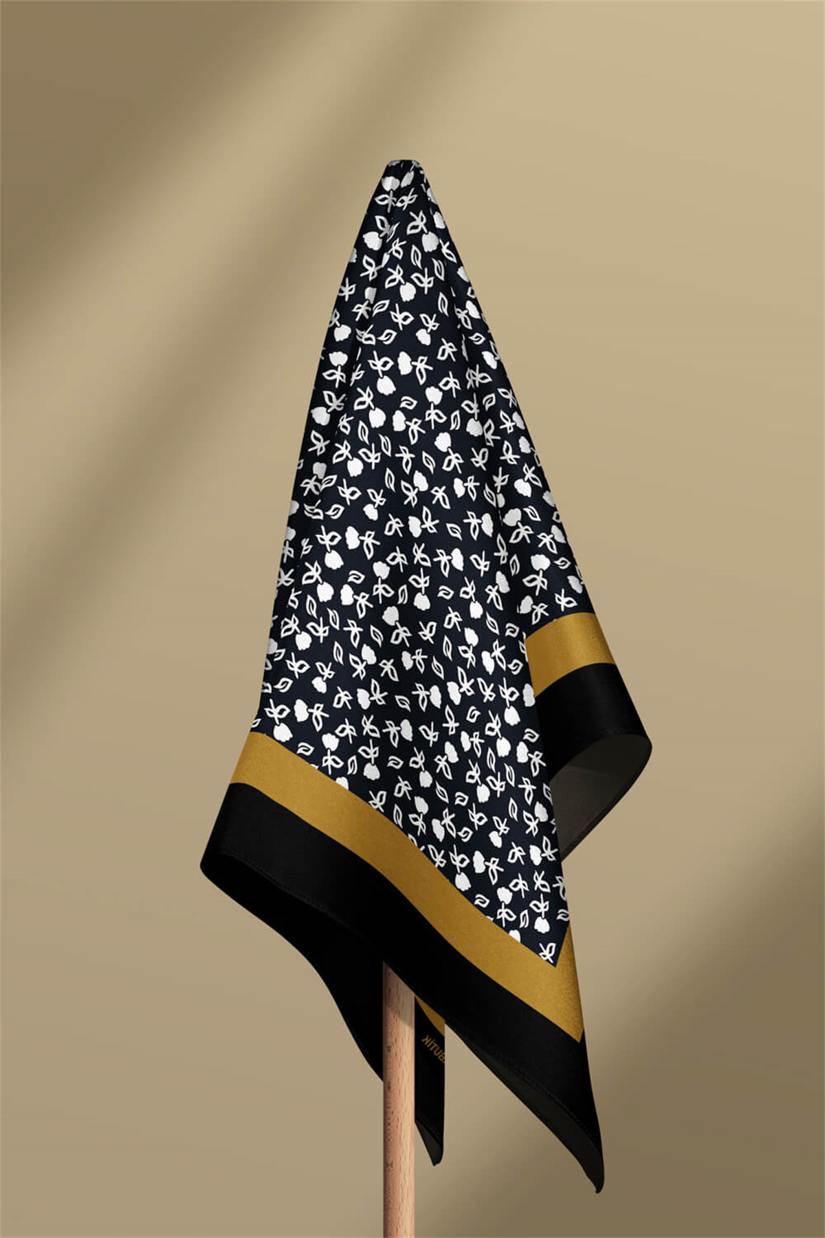 Kadın Siyah Beyaz Geometrik Desenli 50x50 Bandana HYL DG01532-22