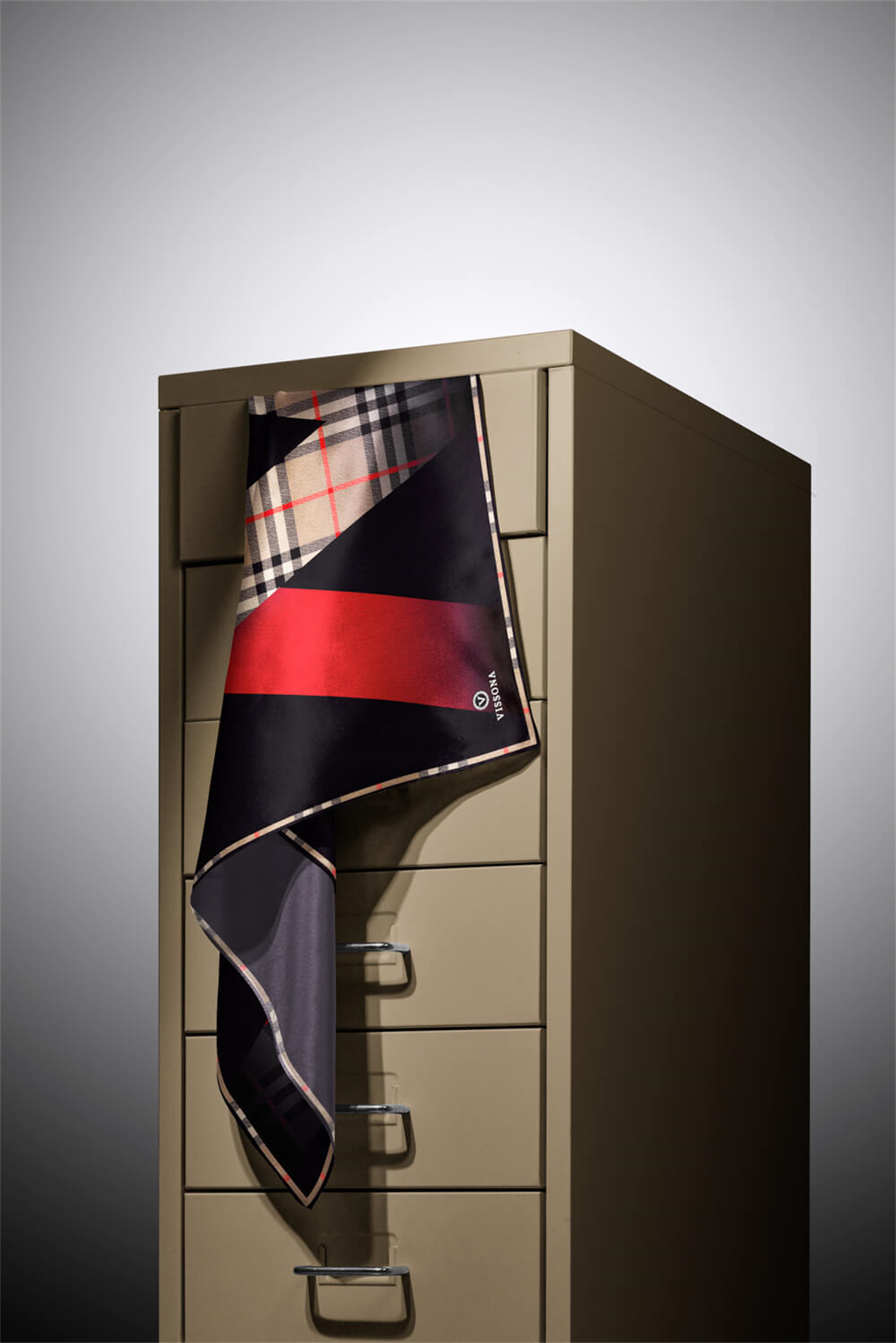 % 57 İPEK % 43 VİSKON Twill İpek Ekose Desenli Kırmızı - Siyah Renkli 90x90 Eşarp Dikim Şekli : El Dikişi