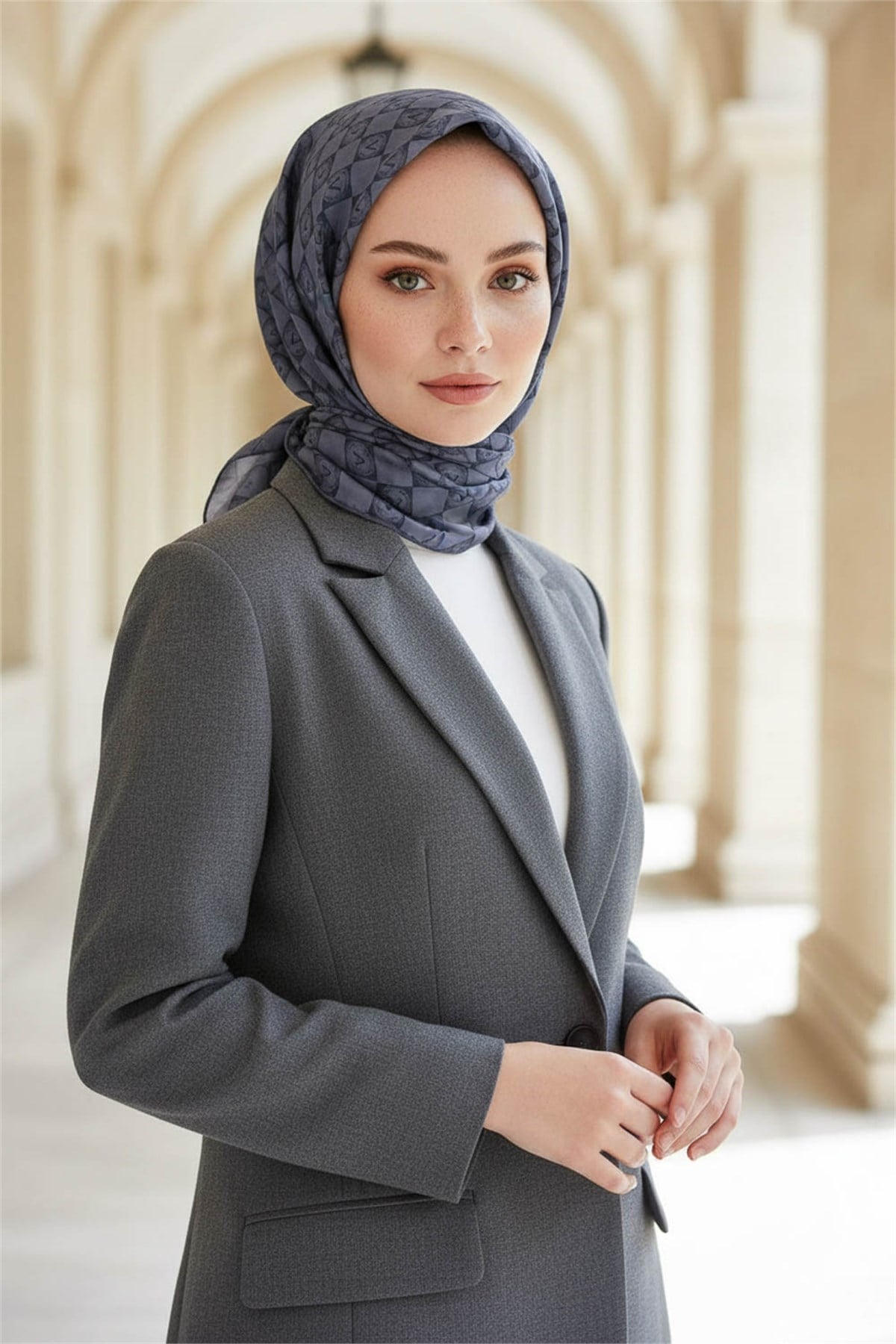 % 57 İPEK % 43 VİSKON Twill İpek Monogram Desenli Gri Renkli 90x90 Eşarp Dikim Şekli : El Dikişi