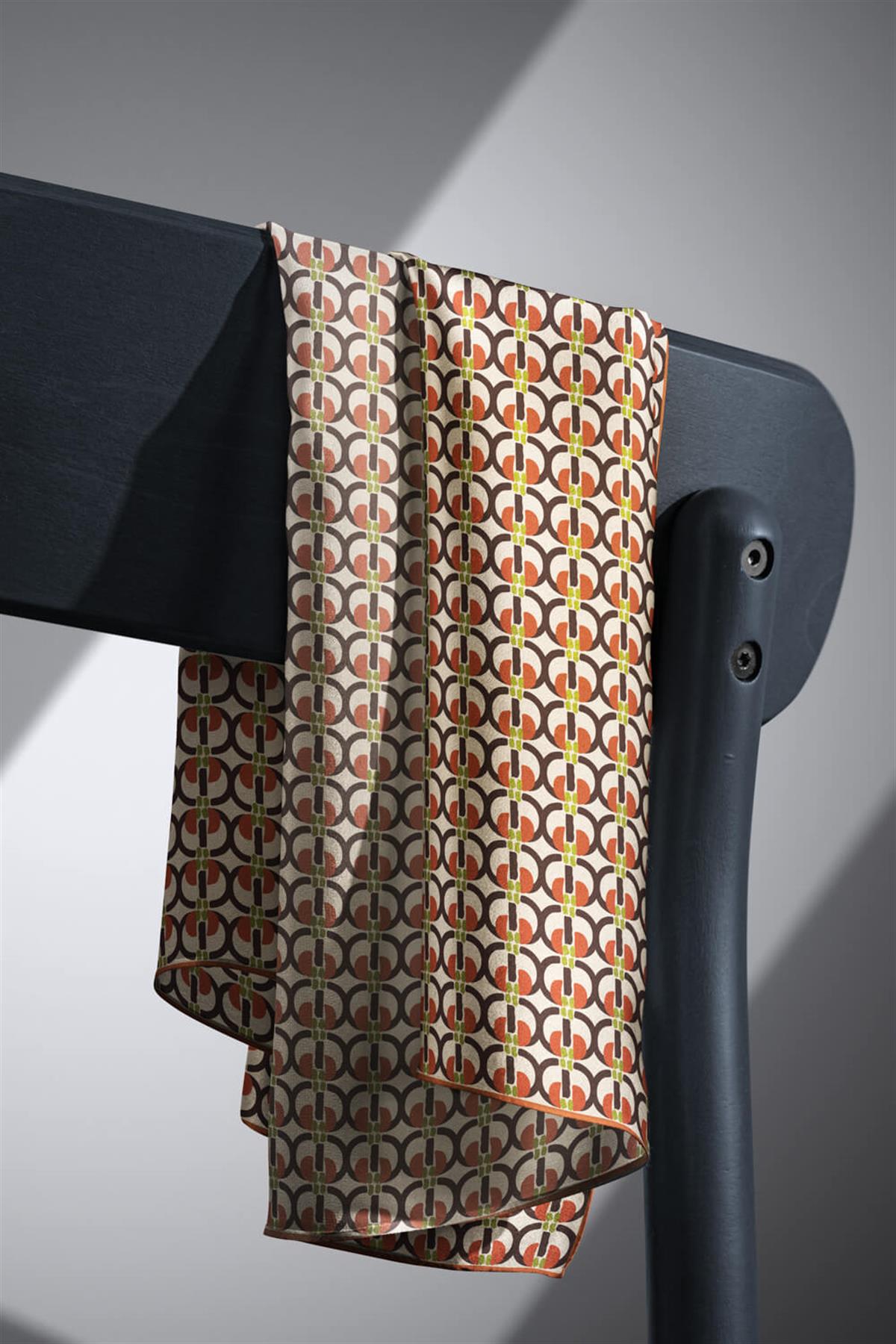 %100 Twill İpek Geometrik Desenli Taba Renkli 90x90 Eşarp Dikim Şekli : El Dikişi