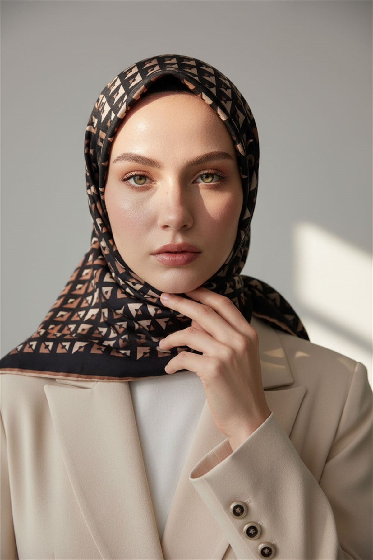 %100 Twill İpek Geometrik Desenli Sütlü Kahve - Bej Renkli 90x90 Eşarp Dikim Şekli : El Dikişi