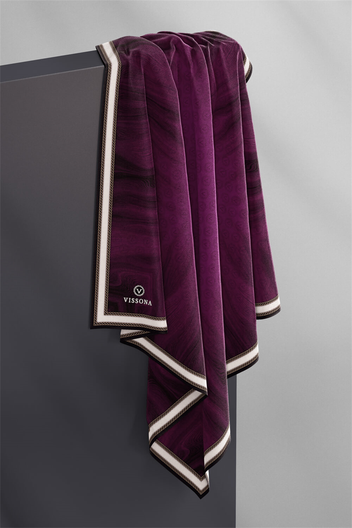 100% Twill İpek Monogram Desenli Mürdüm Renkli 90x90 Dikim Şekli : El Dikişi Eşarp