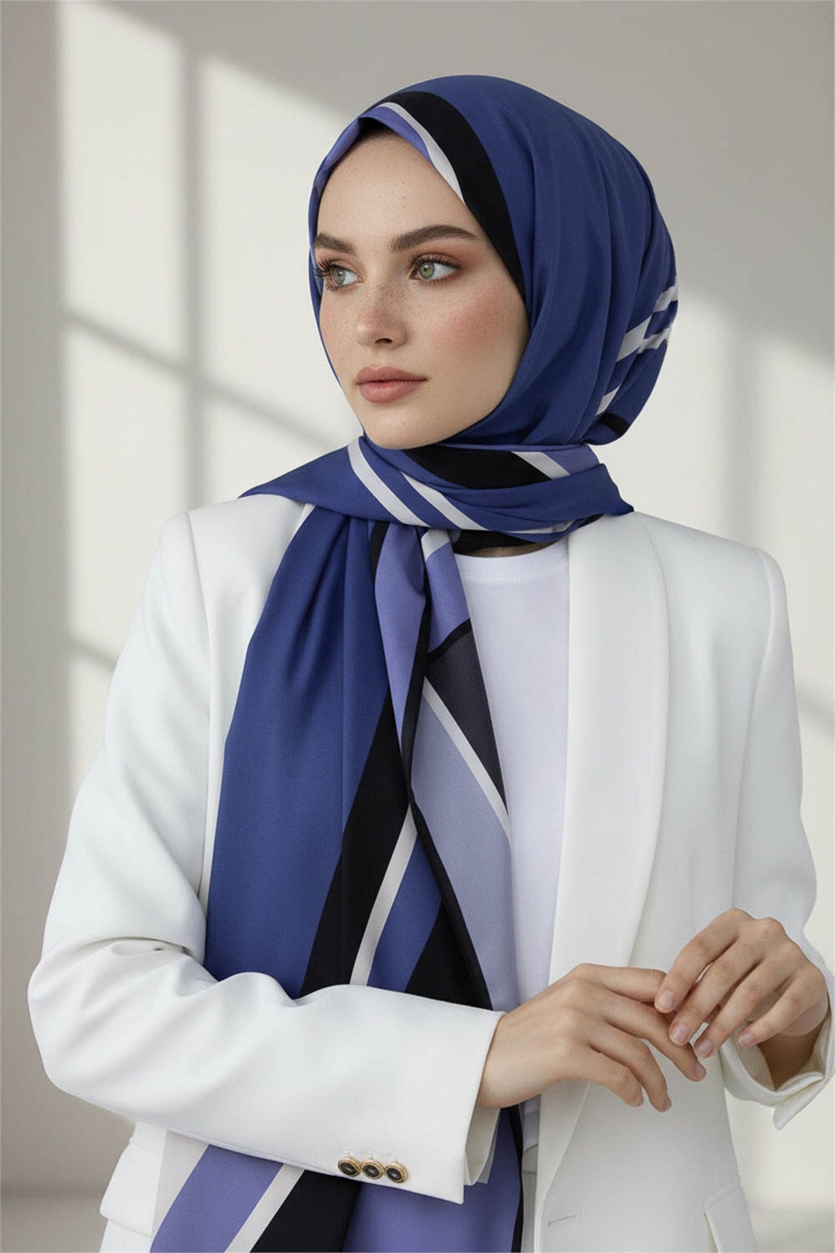 KREP GEOMETRIK DESENLİ İNDİGO RENKLİ 75X195 KIRIŞMAZ ŞAL