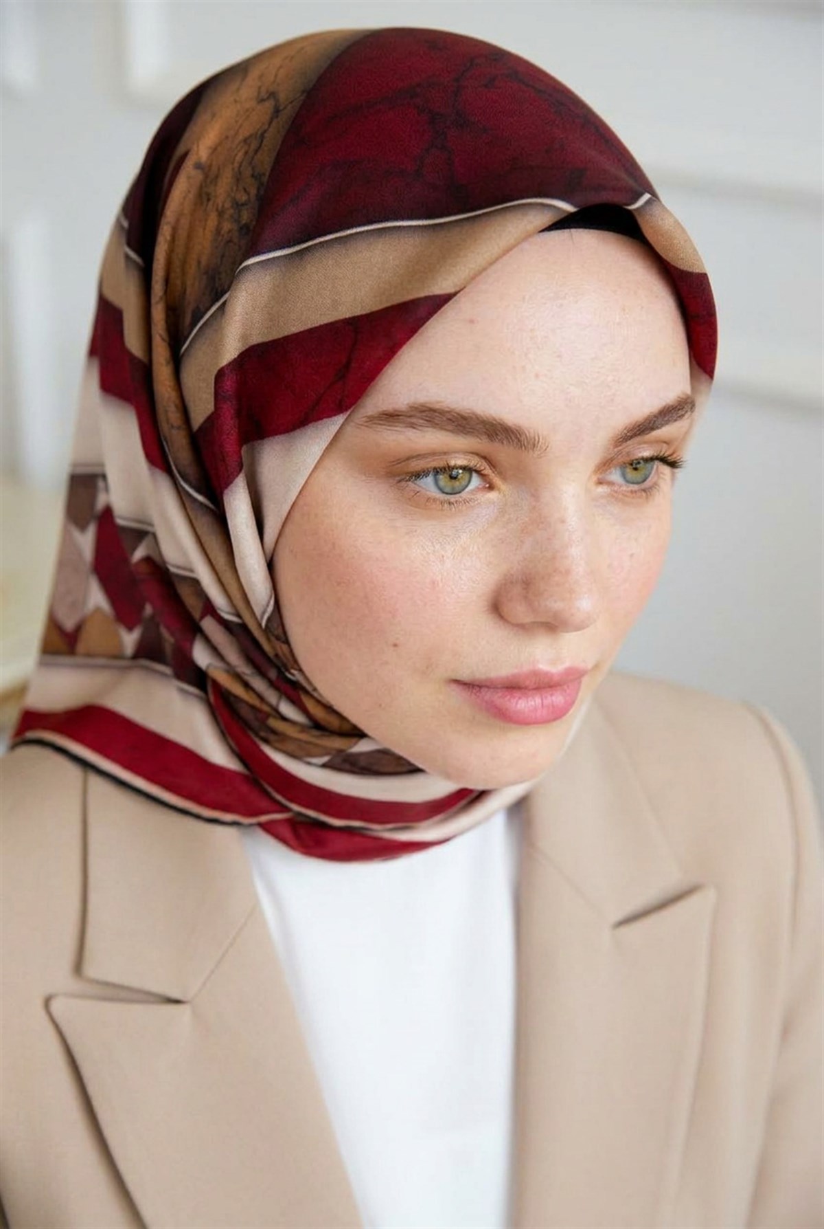 %100 Twill İpek Mermer Efektrli Geometrik Desenli Bordo - Gold Renkli 90x90 Eşarp Dikim Şekli : El Dikişi