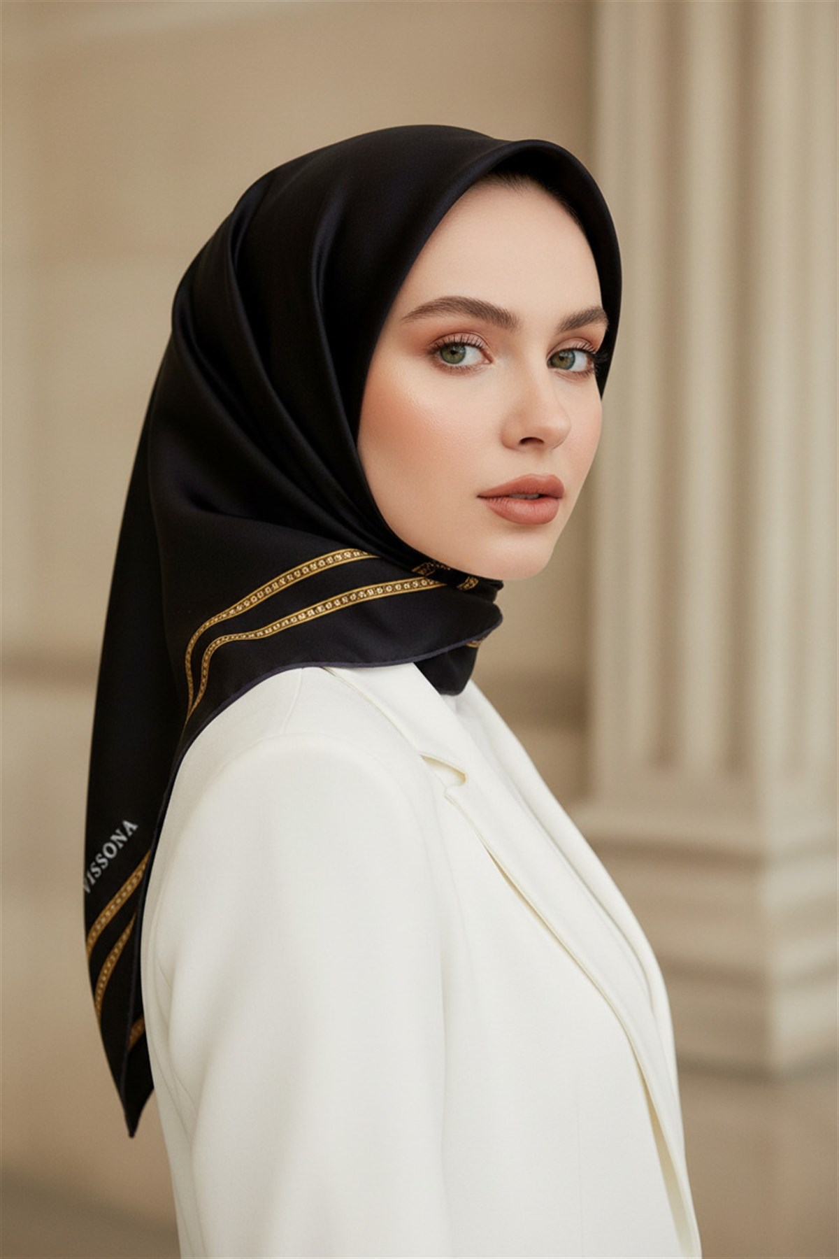 % 57 İPEK % 43 VİSKON Twill İpek Dokulu Şerit Desenli Siyah - Gold Renkli 90x90 Eşarp Dikim Şekli : El Dikişi