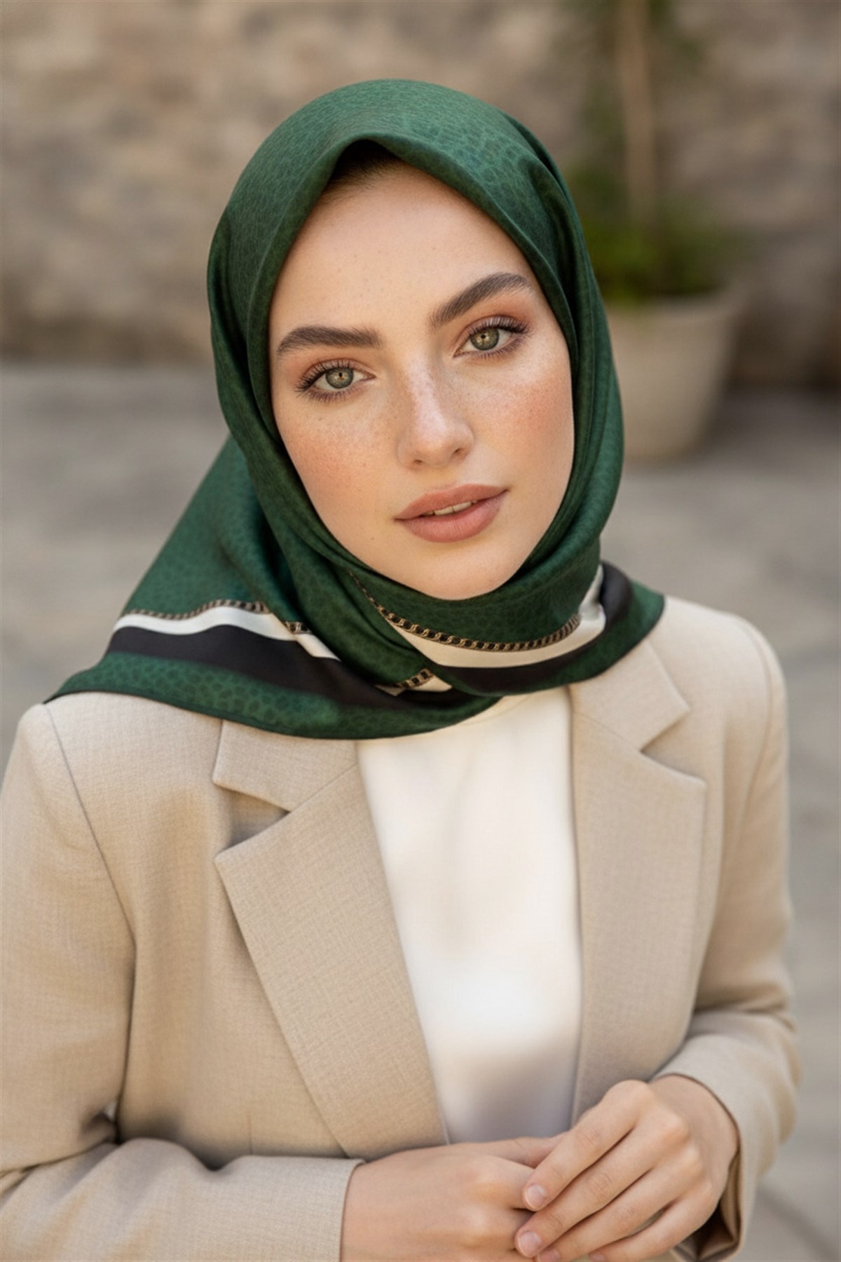 % 57 İPEK % 43 VİSKON Twill İpek Leopar Desenli Zümrüt Yeşili Renkli 90x90 Eşarp Dikim Şekli : El Dikişi