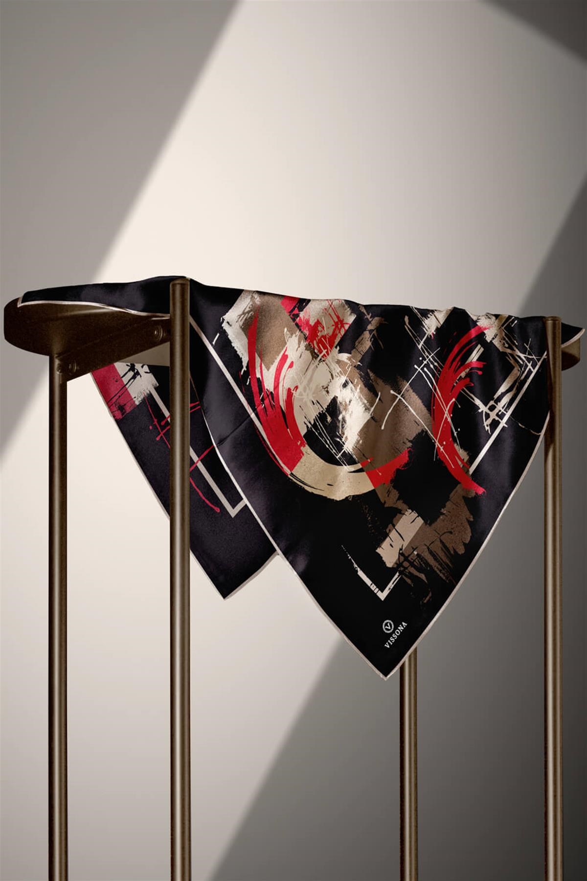 %57 İPEK %43 VİSKON Twill İpek Geometrik Desenli Siyah - Kırmızı Renkli 90x90 Eşarp Dikim Şekli : El Dikişi