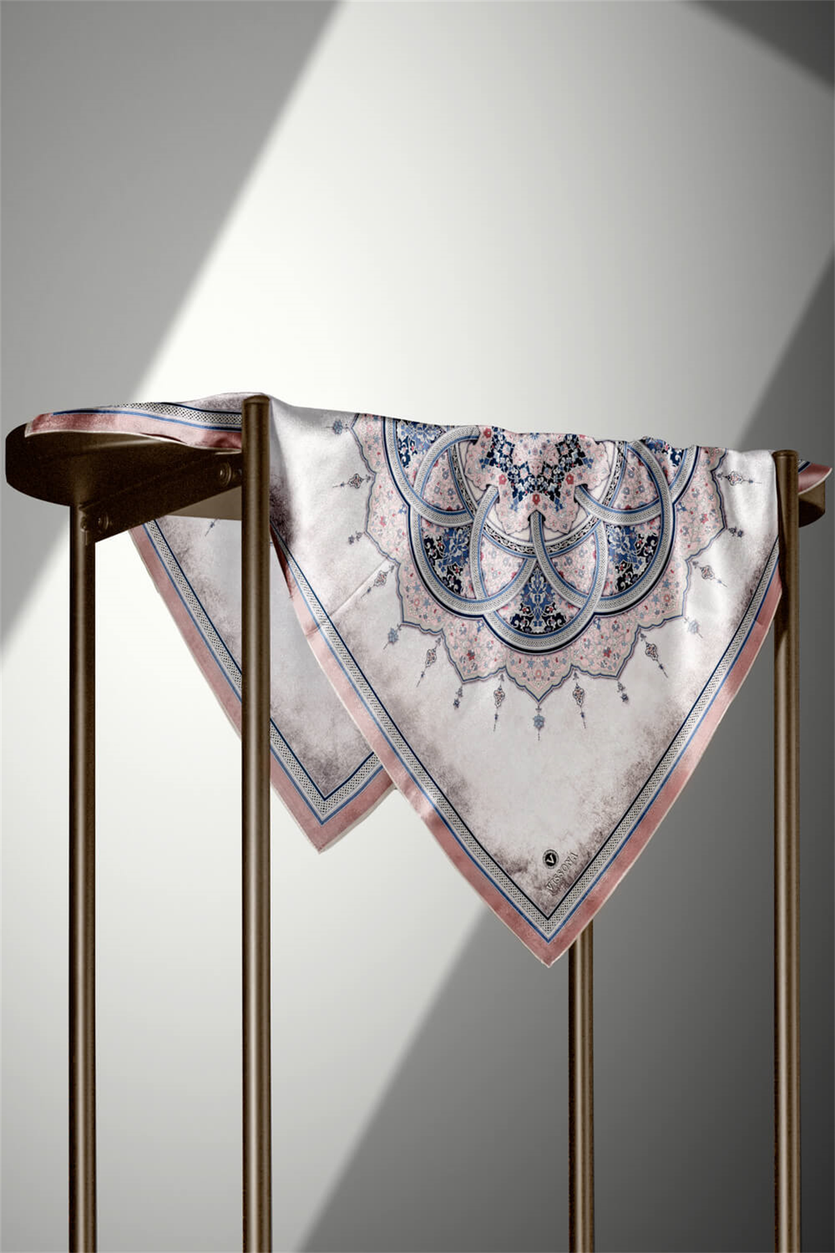 % 57 İPEK % 43 VİSKON Twill İpek Şal Desenli Pudra - Bebe Mavisi Renkli 90x90 Eşarp Dikim Şekli : El Dikişi