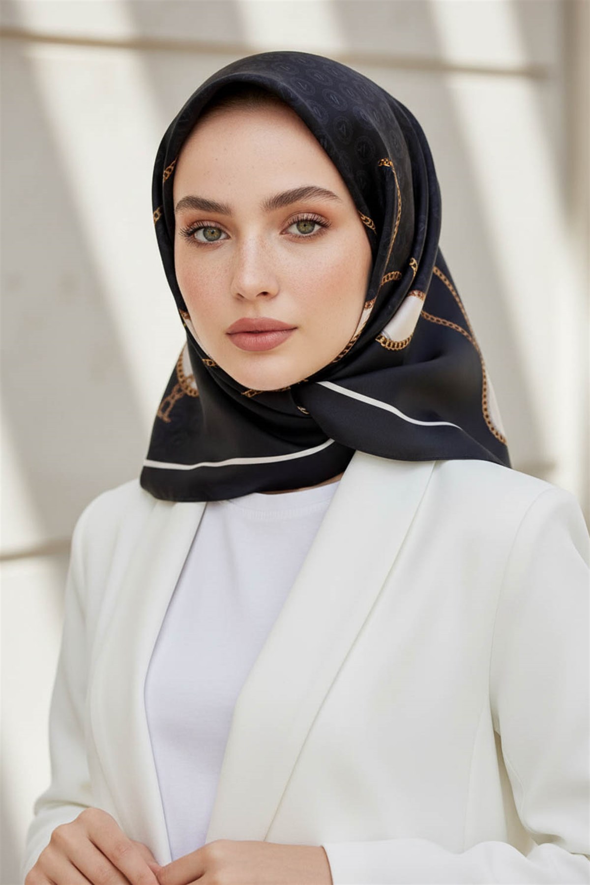 %100 Twill İpek Zincirli Ve Monogram Desenli Siyah - Krem Renkli 90x90 Eşarp Dikim Şekli : El Dikişi